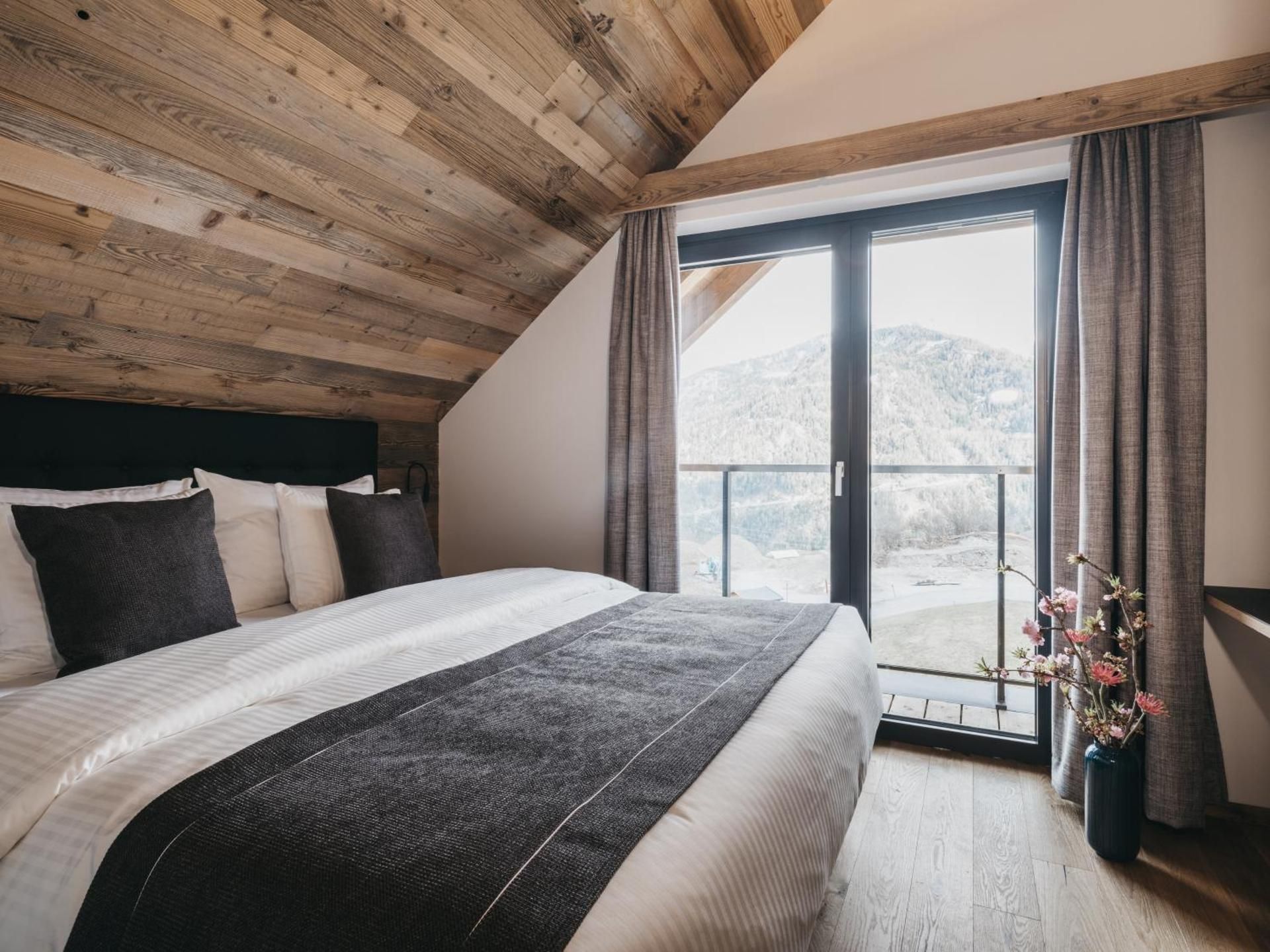 Deluxe Three-Bedroom Maisonnette Apartment