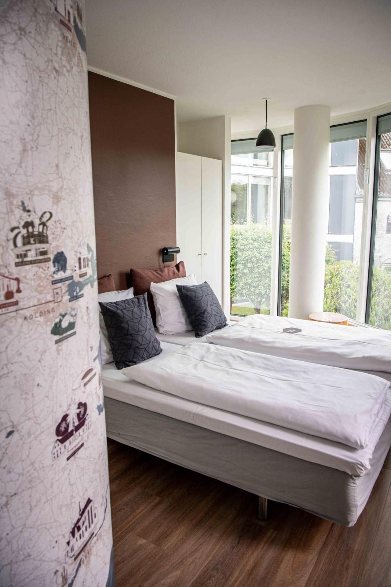 One-Bedroom Apartment with Partial Lake View