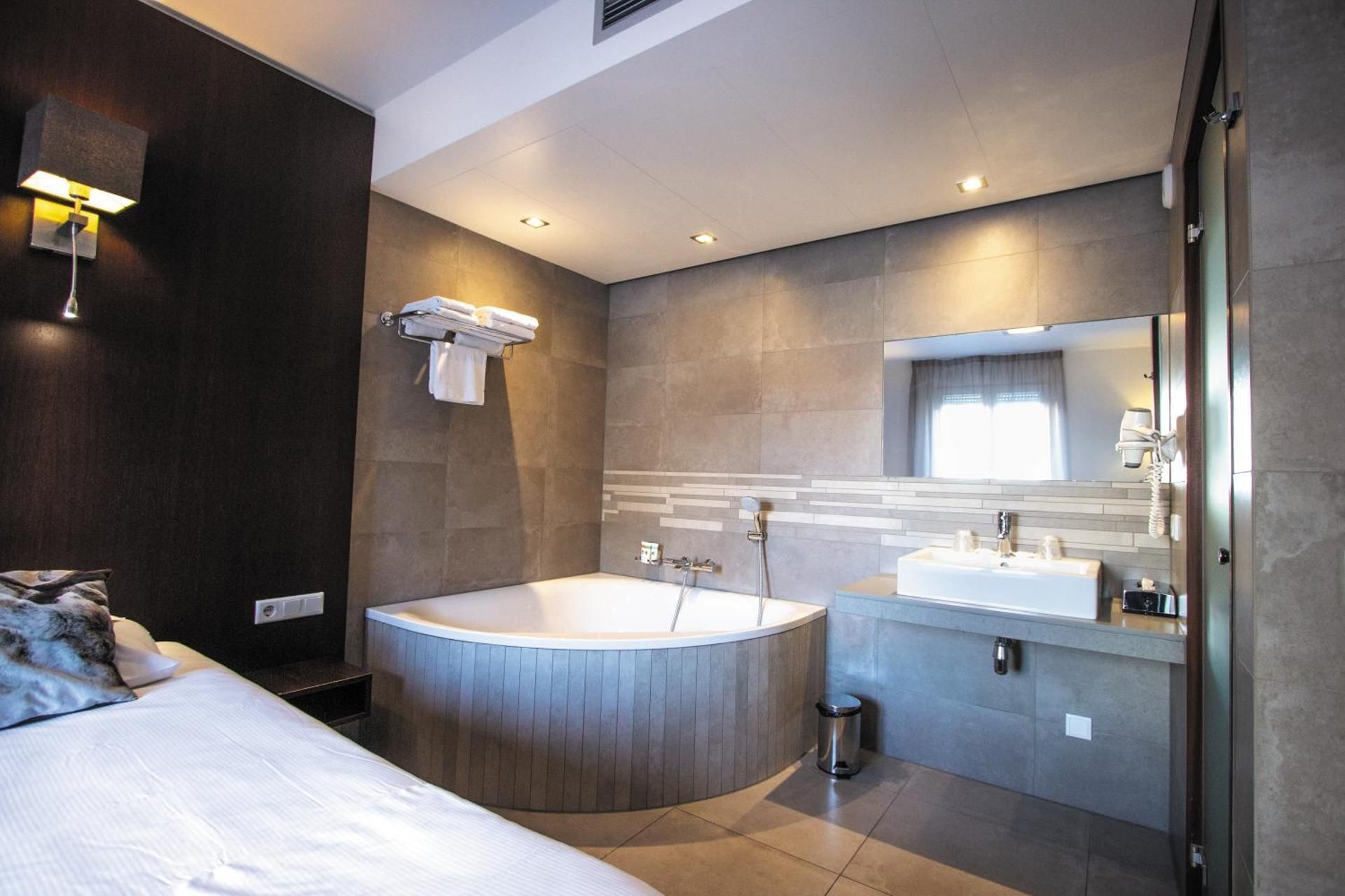 GOLDEN TULIP WEST ENDE 1 Bedroom Apartment 1 King bed 2 Single Beds 2