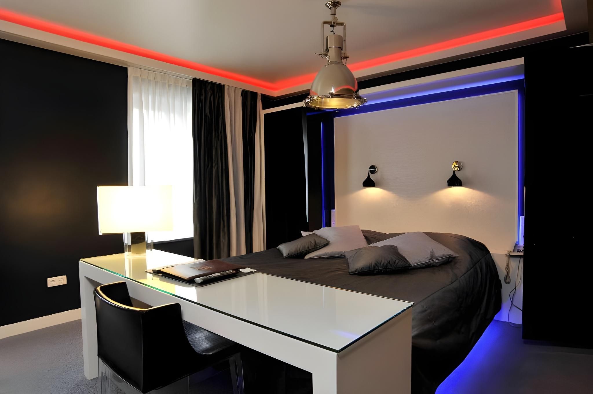 Suite - 1 King Bed 32SQM Free WiFi Living Area Balcony Shower