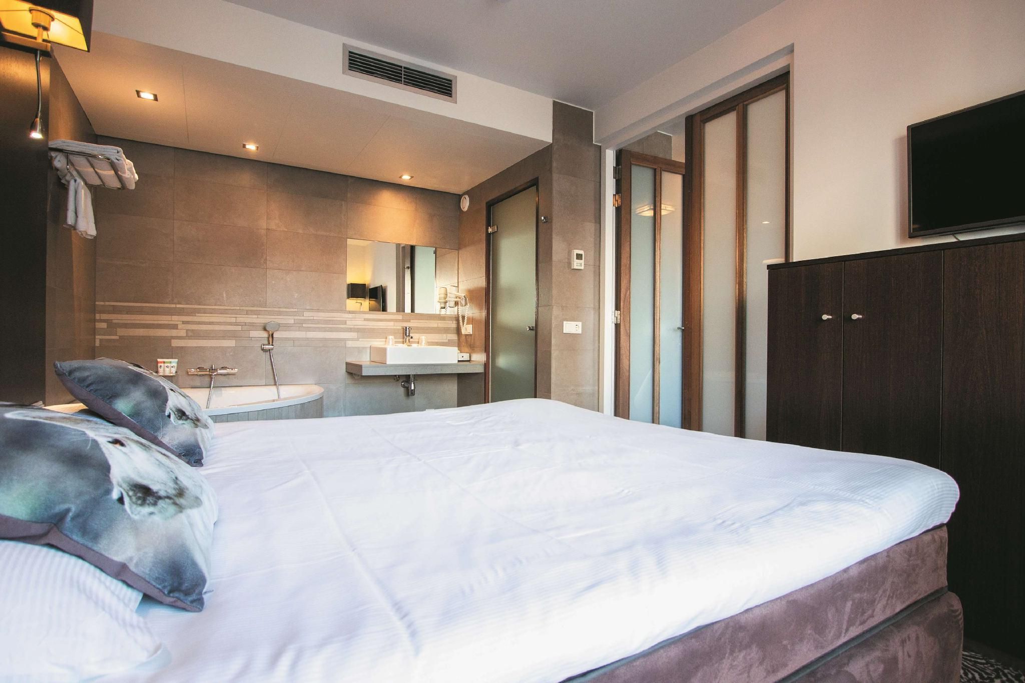 GOLDEN TULIP WEST ENDE 1 Bedroom Apartment 1 King bed 2 Single Beds