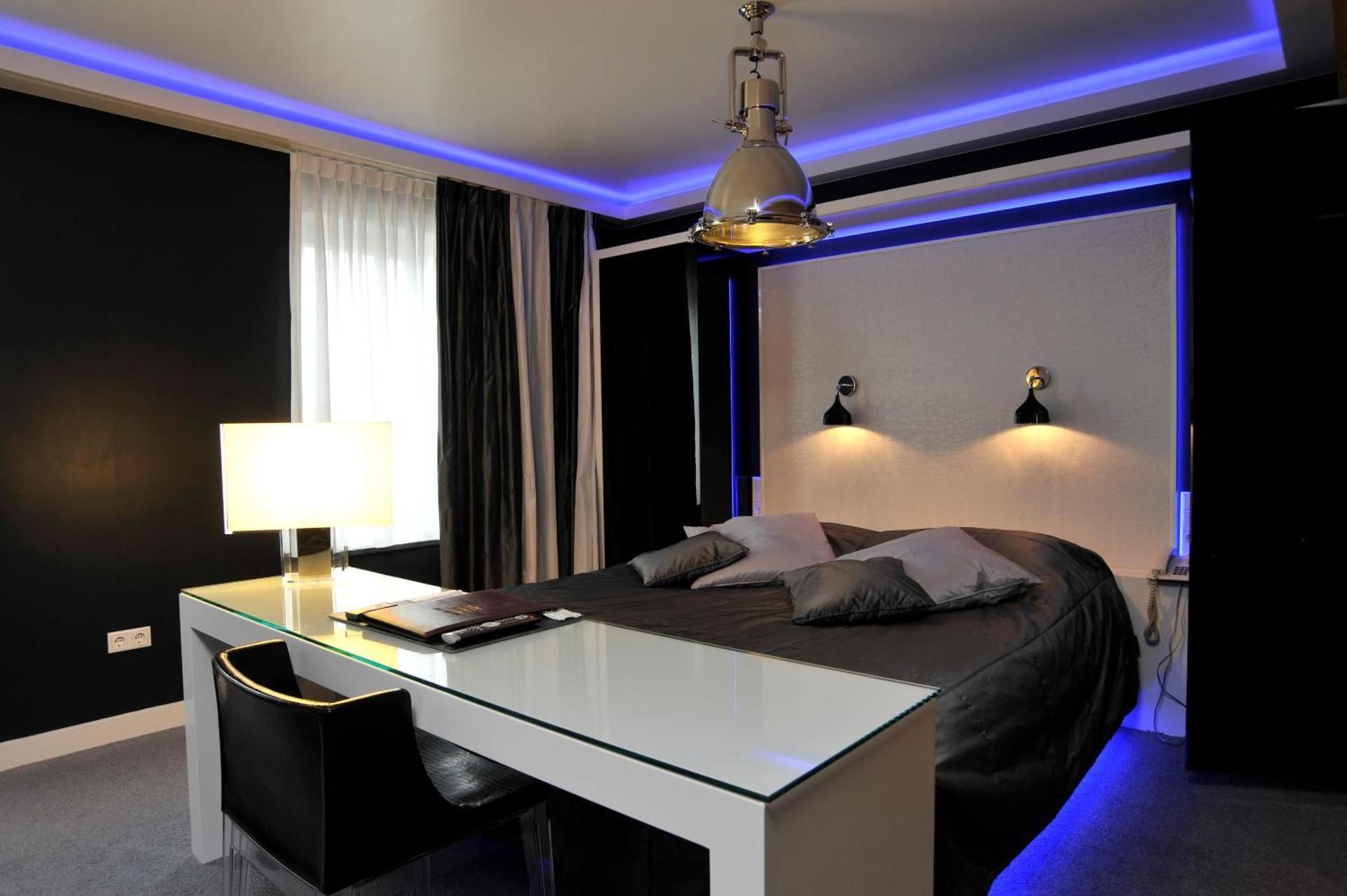 Superior Theme Suite - 1 King Bed 1 Sofa Bed