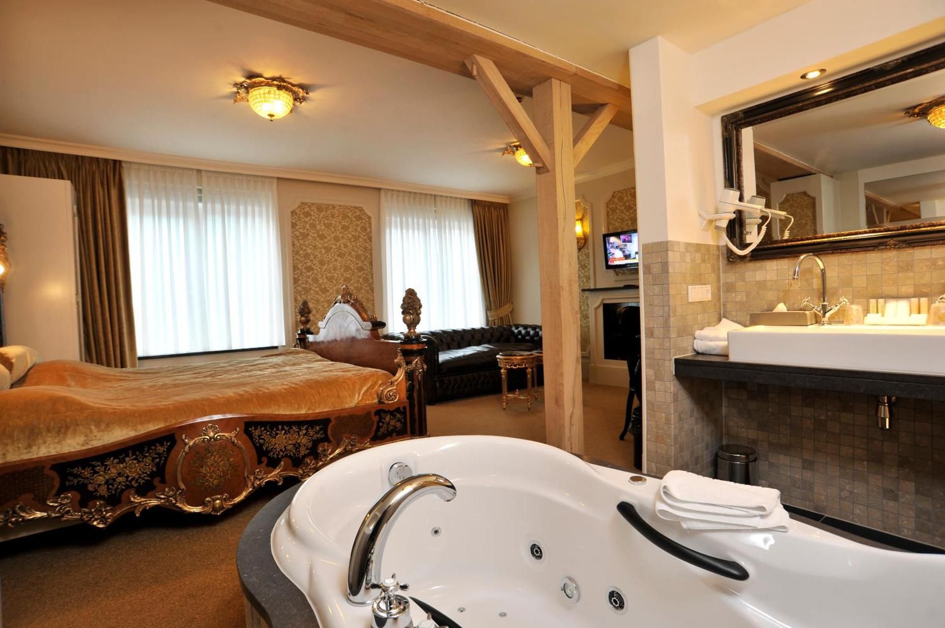 Superior Theme Suite - 1 King Bed 1 Sofa Bed