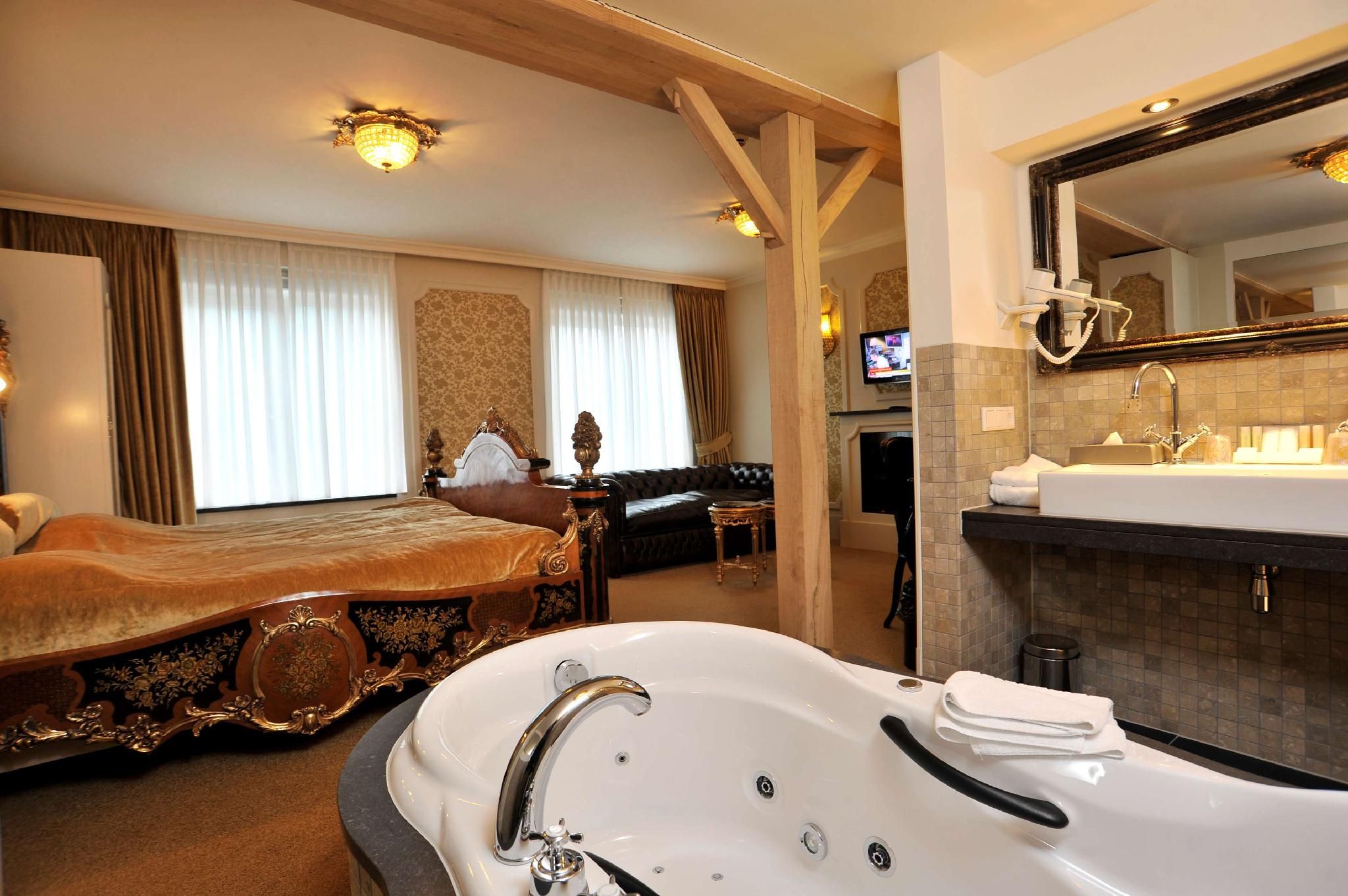Superior Theme Suite - 1 King Bed 1 Sofa Bed 33SQM Free WiFi Living Area Shower