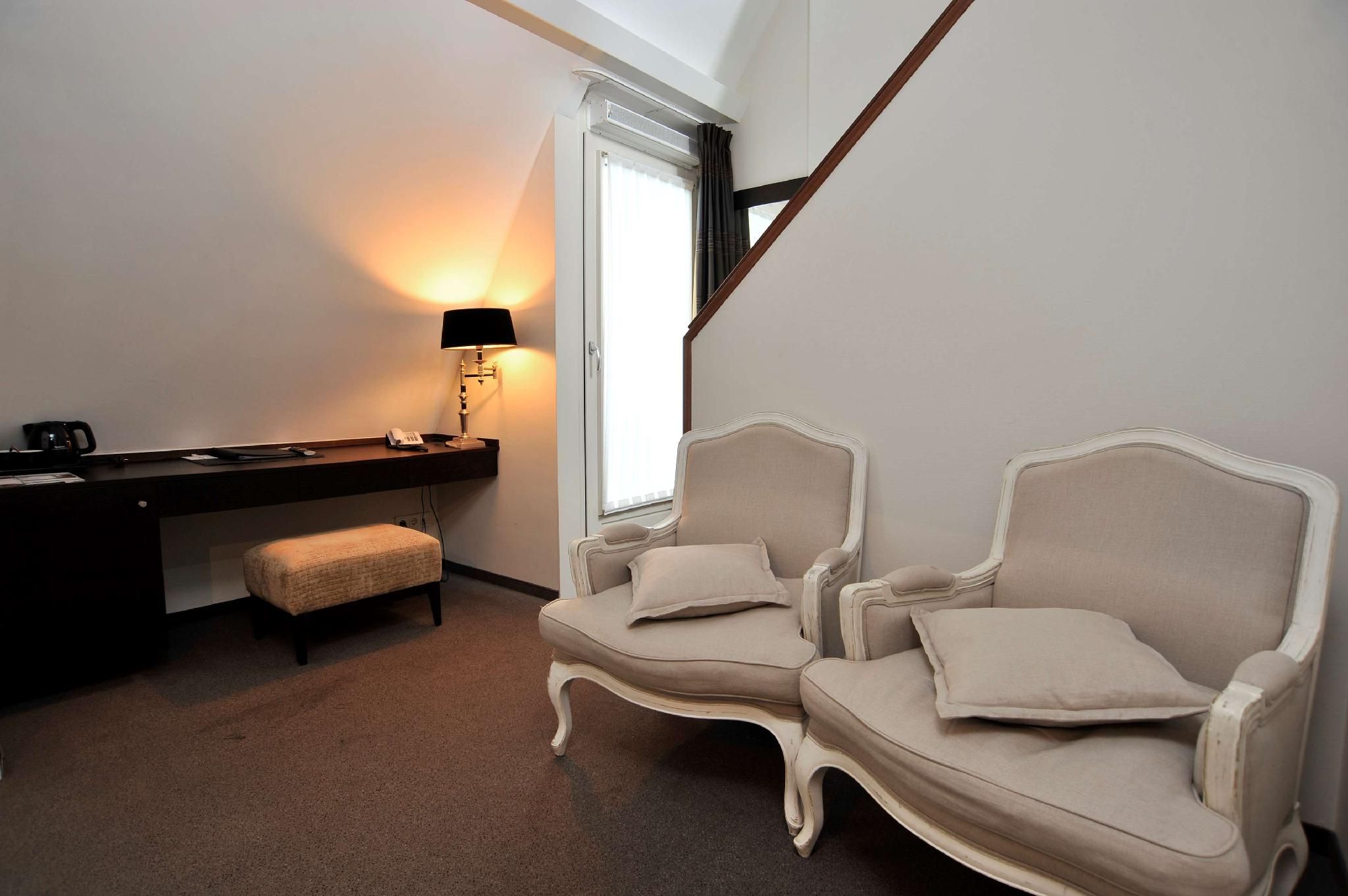 Junior Suite - 1 King Bed 32SQM Free WiFi Living Area Balcony Bathtub Shower