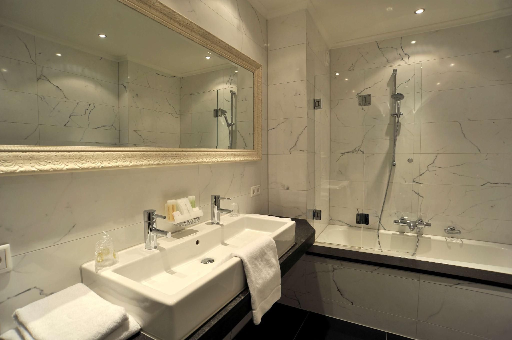 Superior Theme Room 2 Single Beds