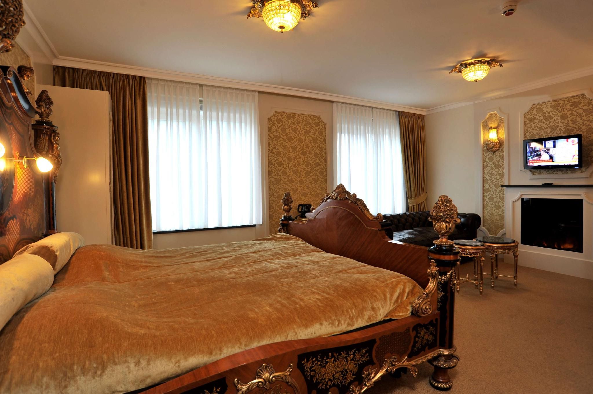 Superior Theme Suite - 1 King Bed 1 Sofa Bed 33SQM Free WiFi Living Area Shower