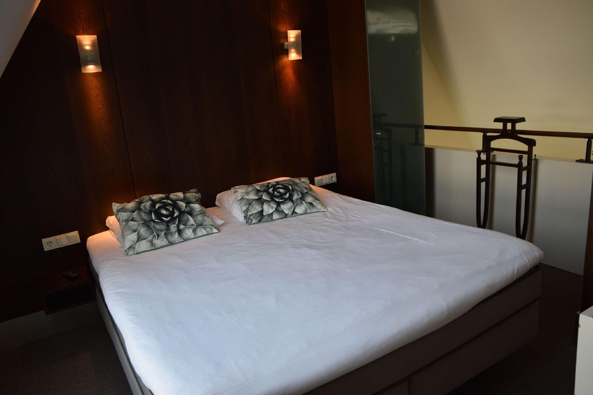 Junior Suite - 1 King Bed 32SQM Free WiFi Living Area Balcony Bathtub Shower