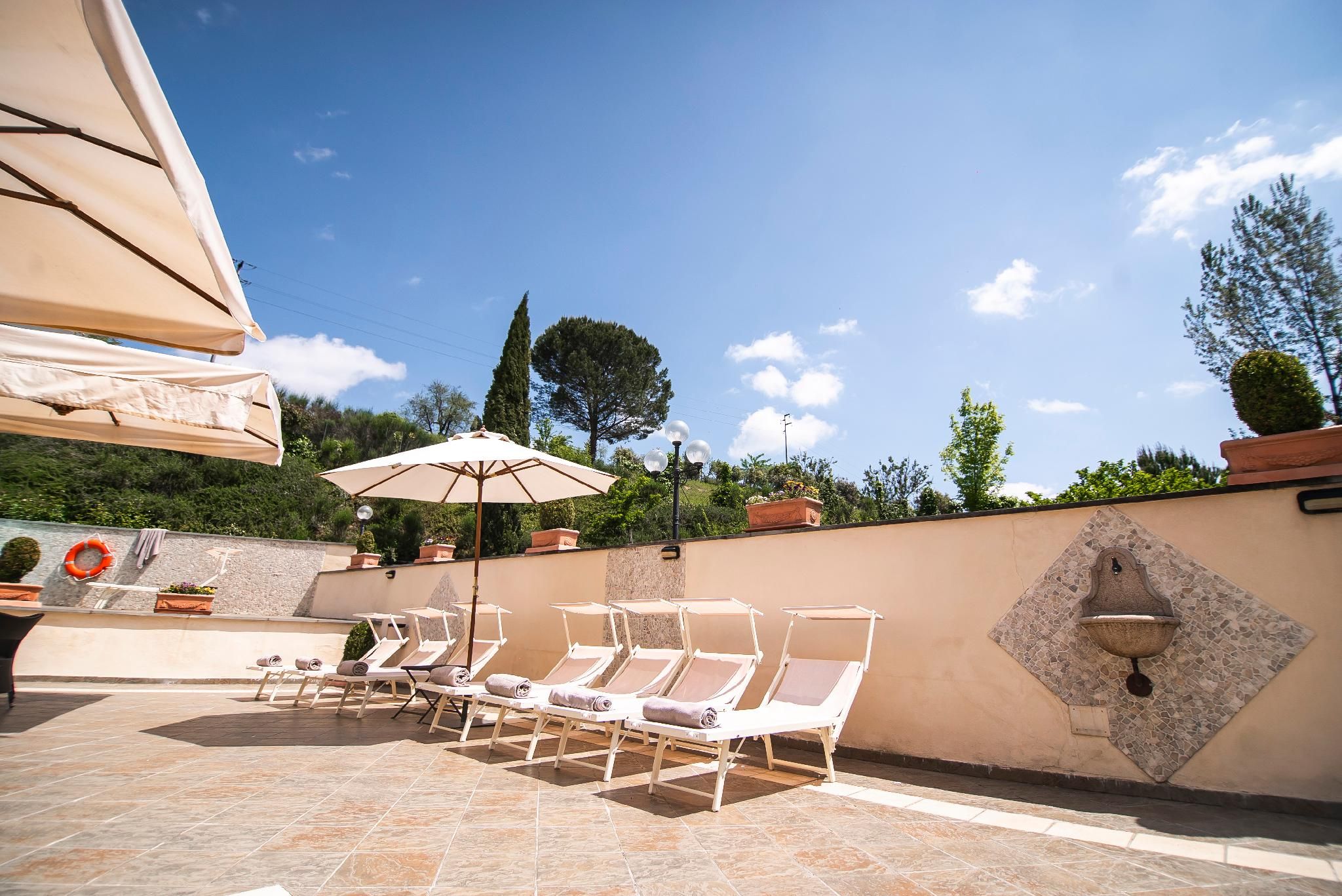 swimming pool [outdoor]