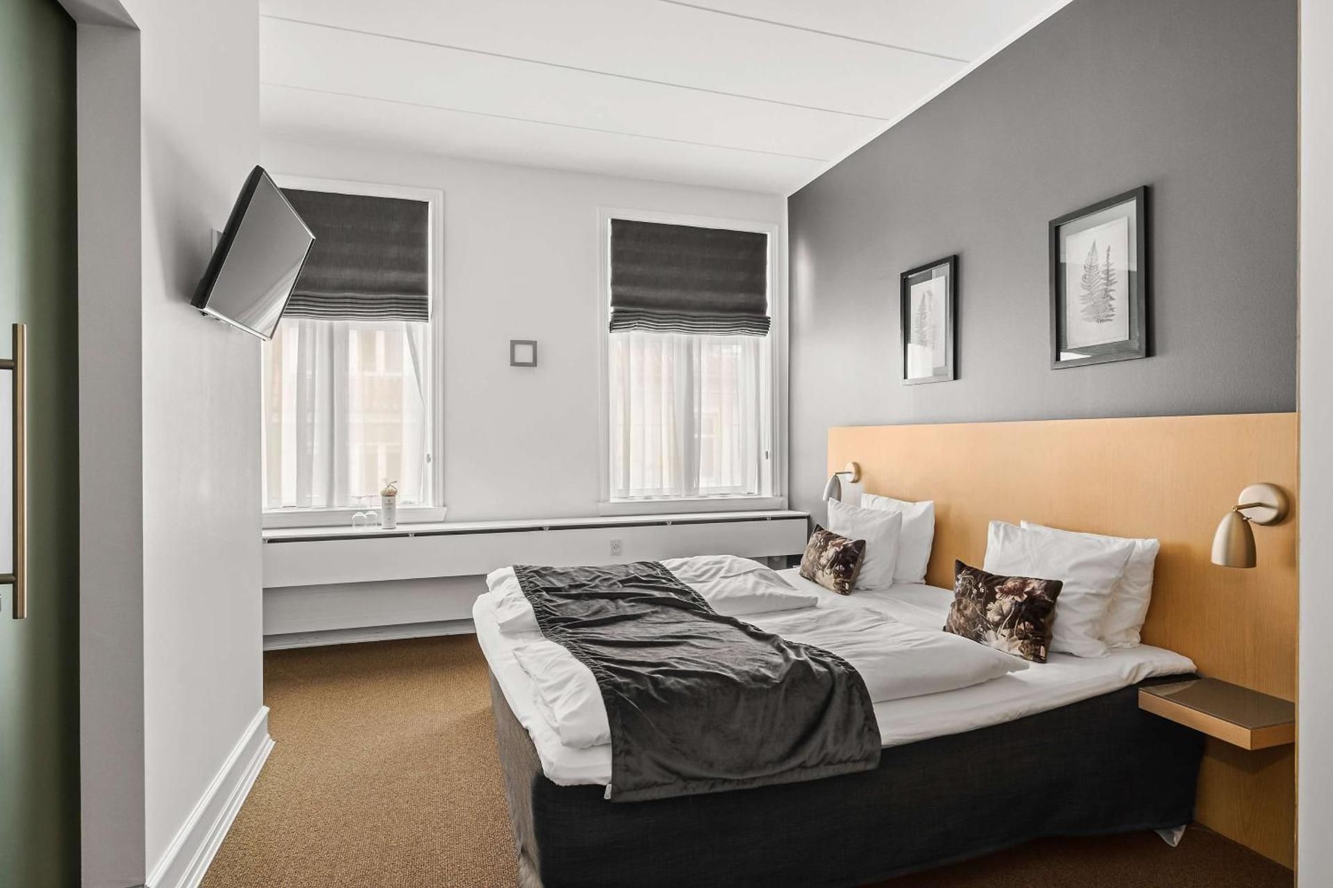 1 King Bed, NonSmoking, Deluxe Room