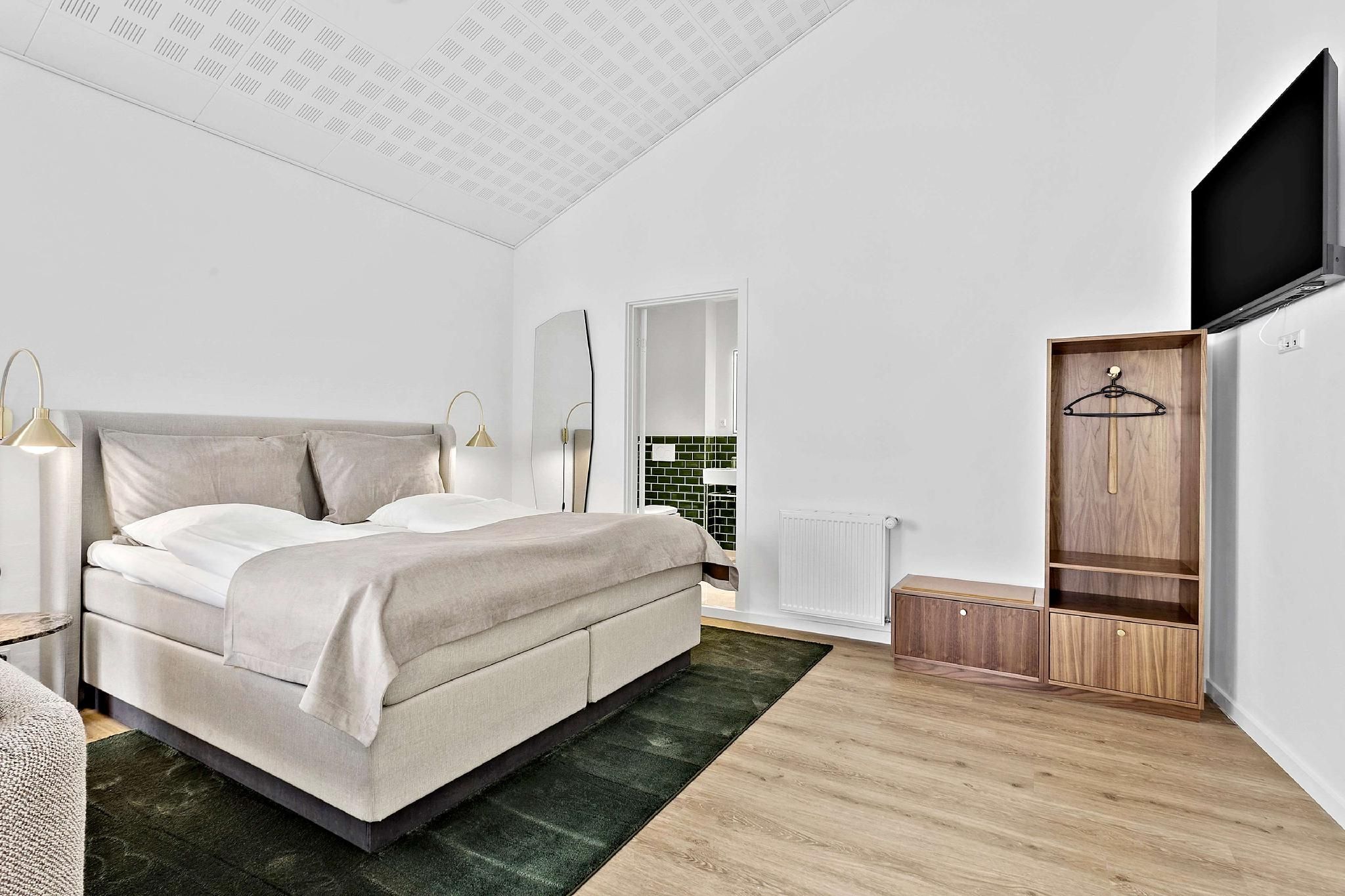 Suite-1 King Bed, Non-smoking, Executive Room, One Bedroom, Kitchenette, Dining Area, Wi-fi, Full Br