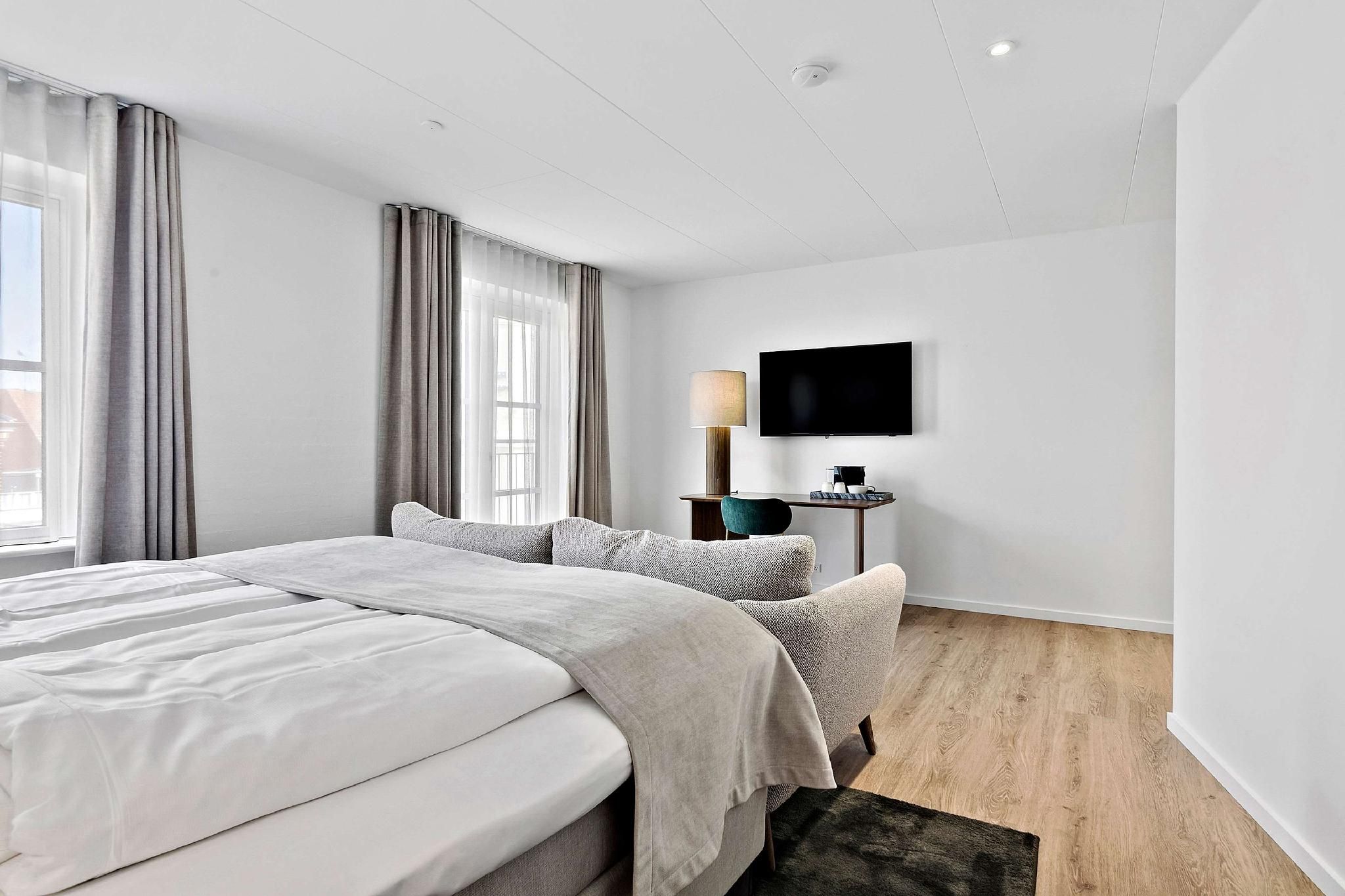 1 King Bed, Nonsmoking, Superior Room, Sofabed, Sitting Area
