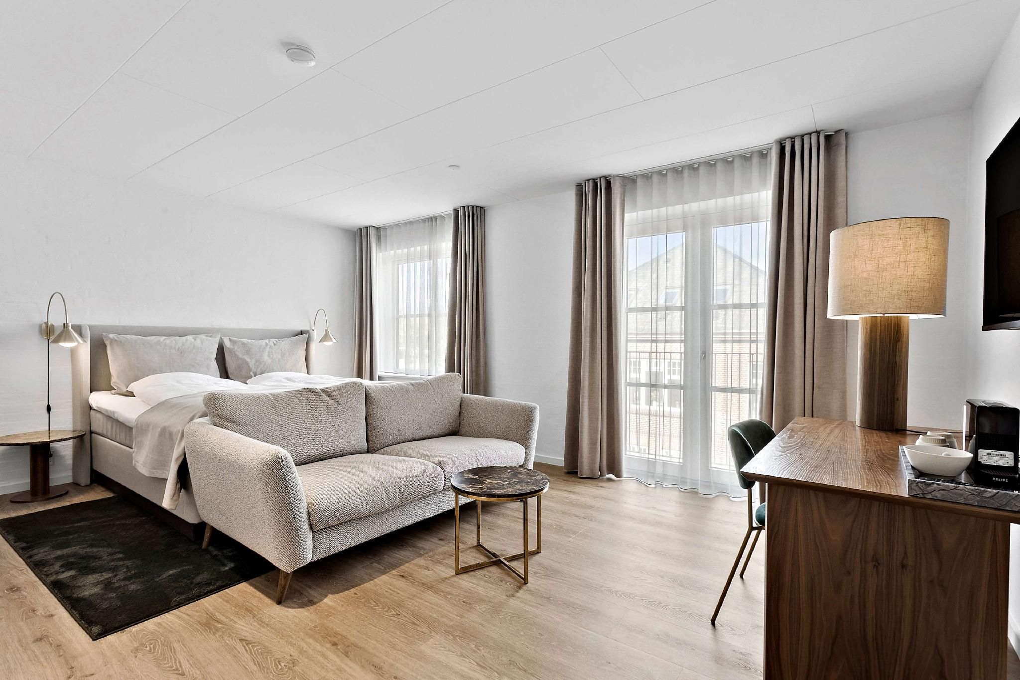 1 King Bed, Nonsmoking, Superior Room, Sofabed, Sitting Area