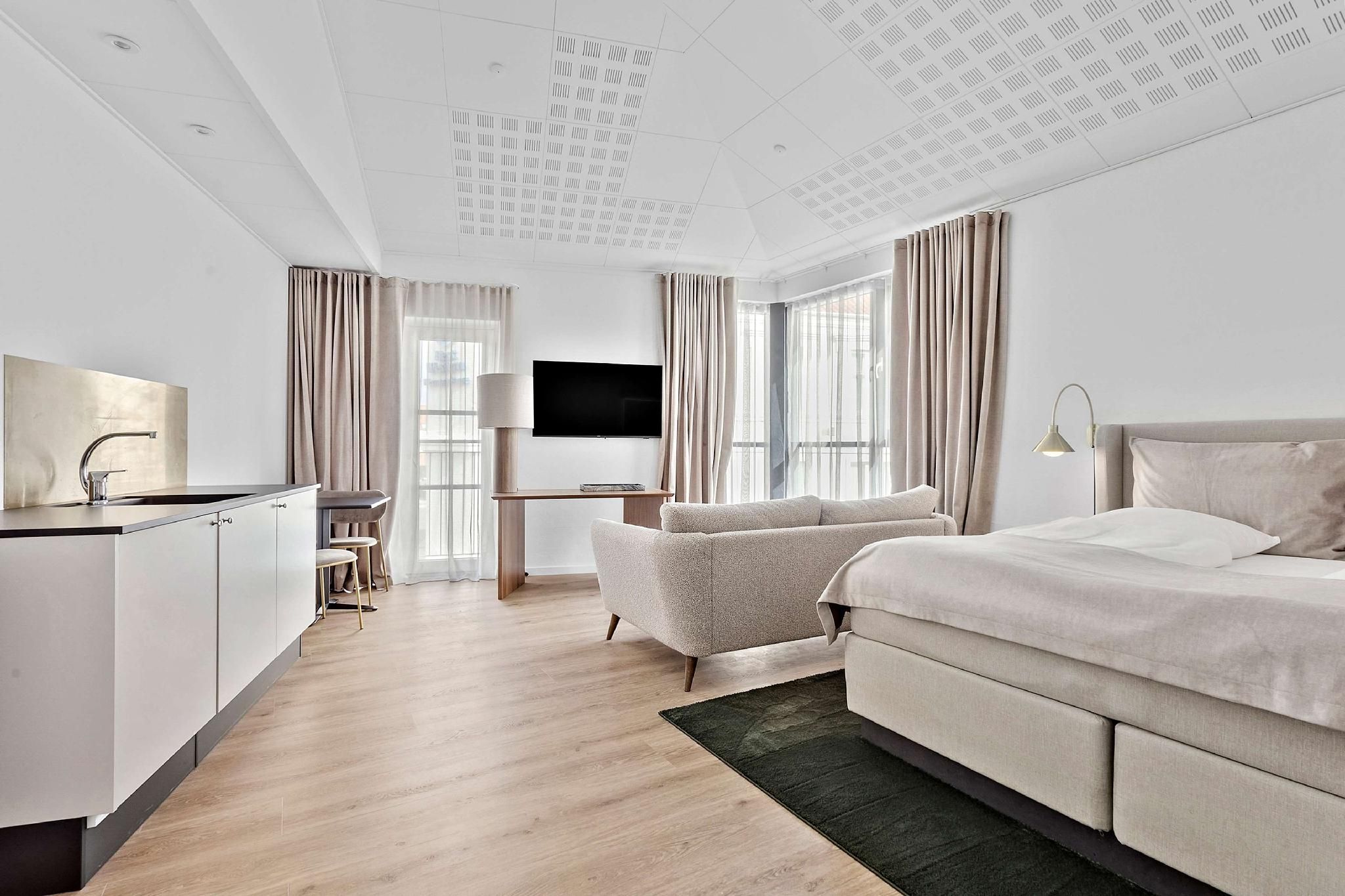 Suite-1 King Bed, Non-smoking, Executive Room, One Bedroom, Kitchenette, Dining Area, Wi-fi, Full Br