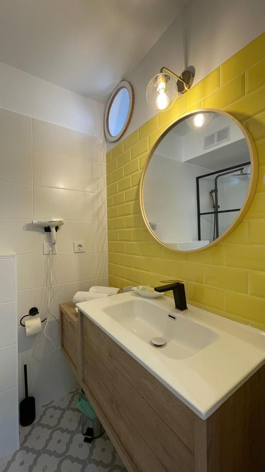 Apartamentos El Caserio                                                          Estudio-Baño Privado-Terraza