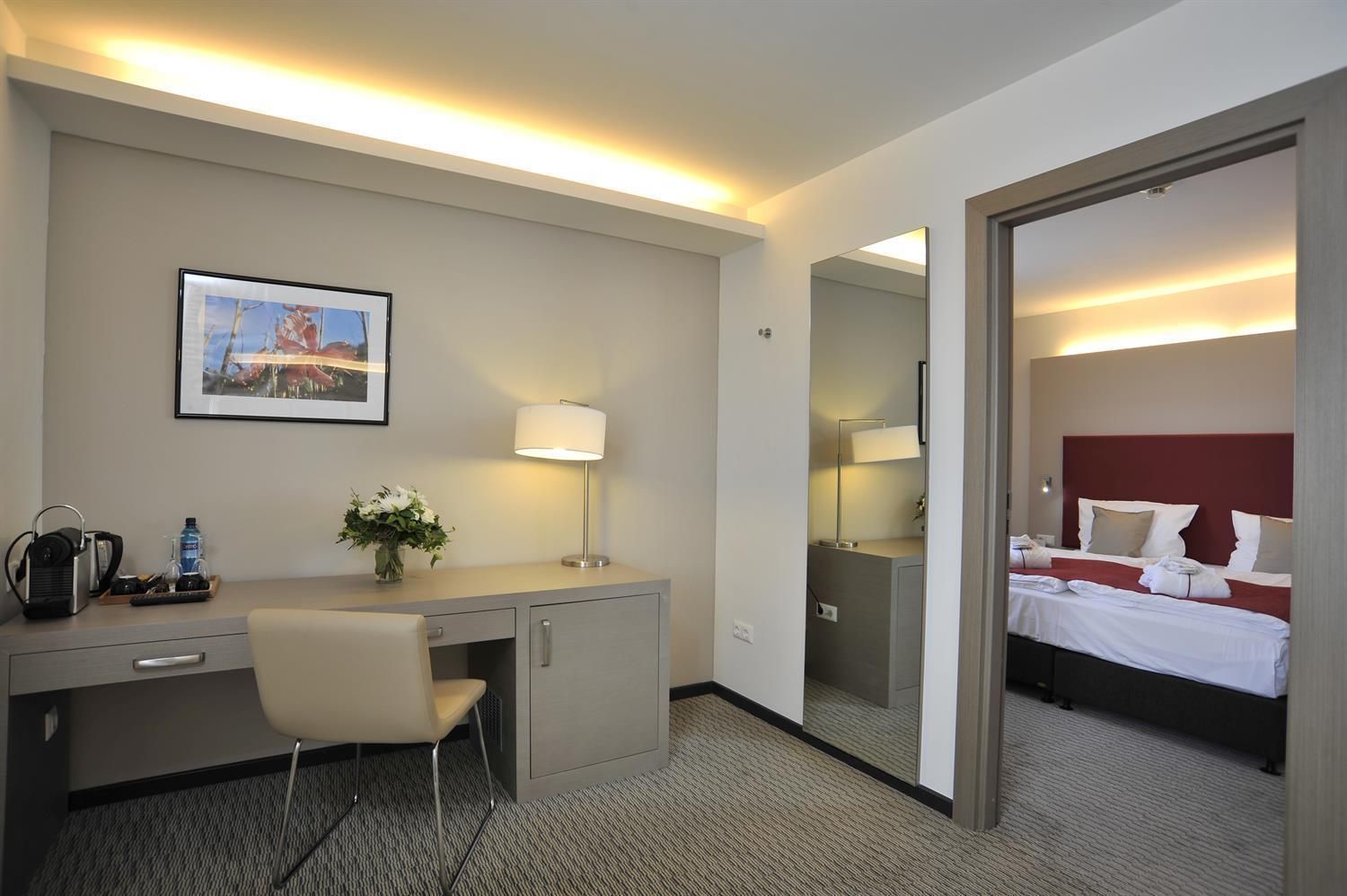 Suite - 1 King Bed 45SQM Free WiFi Living Room