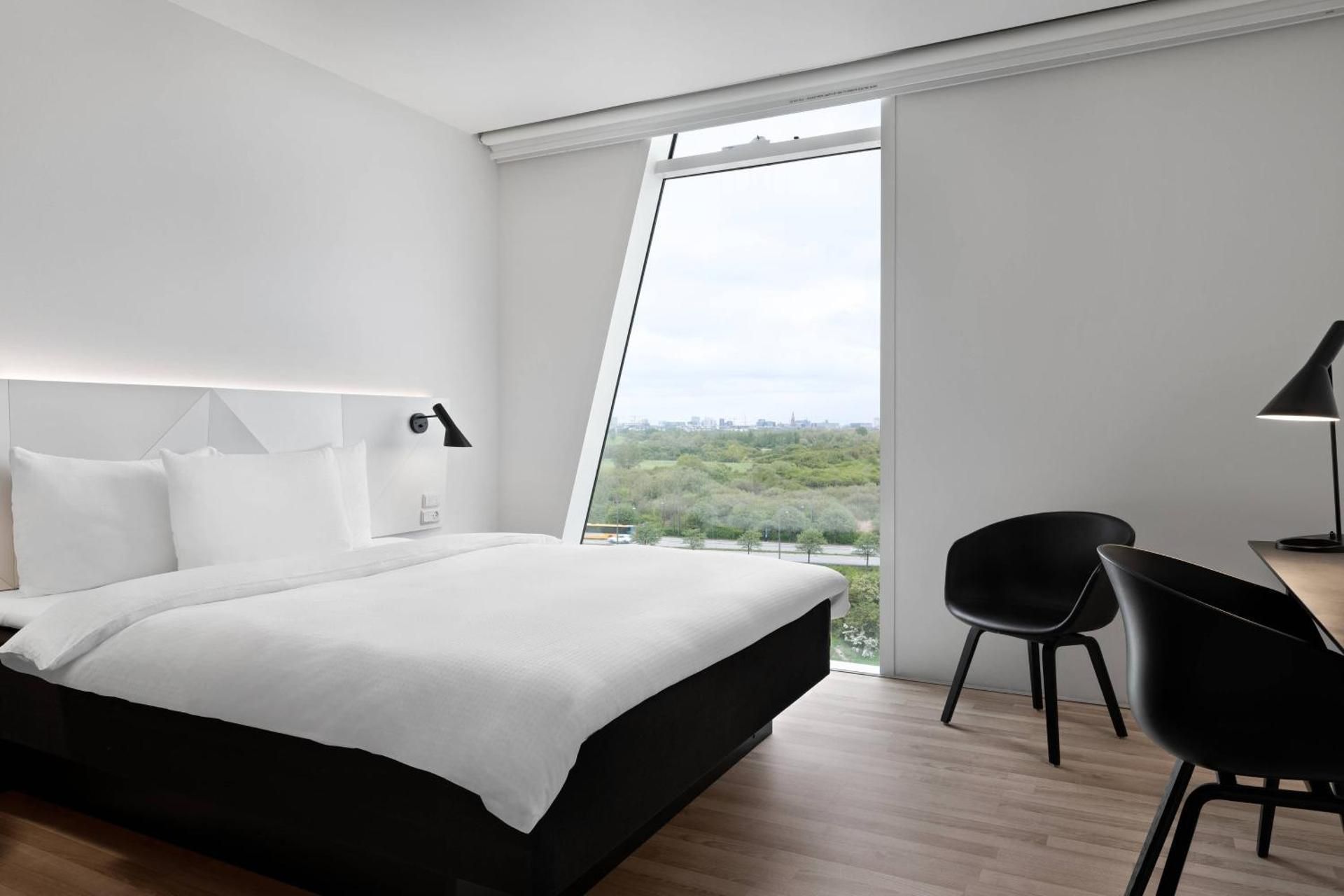Larger Guest room, 1 Queen, City view