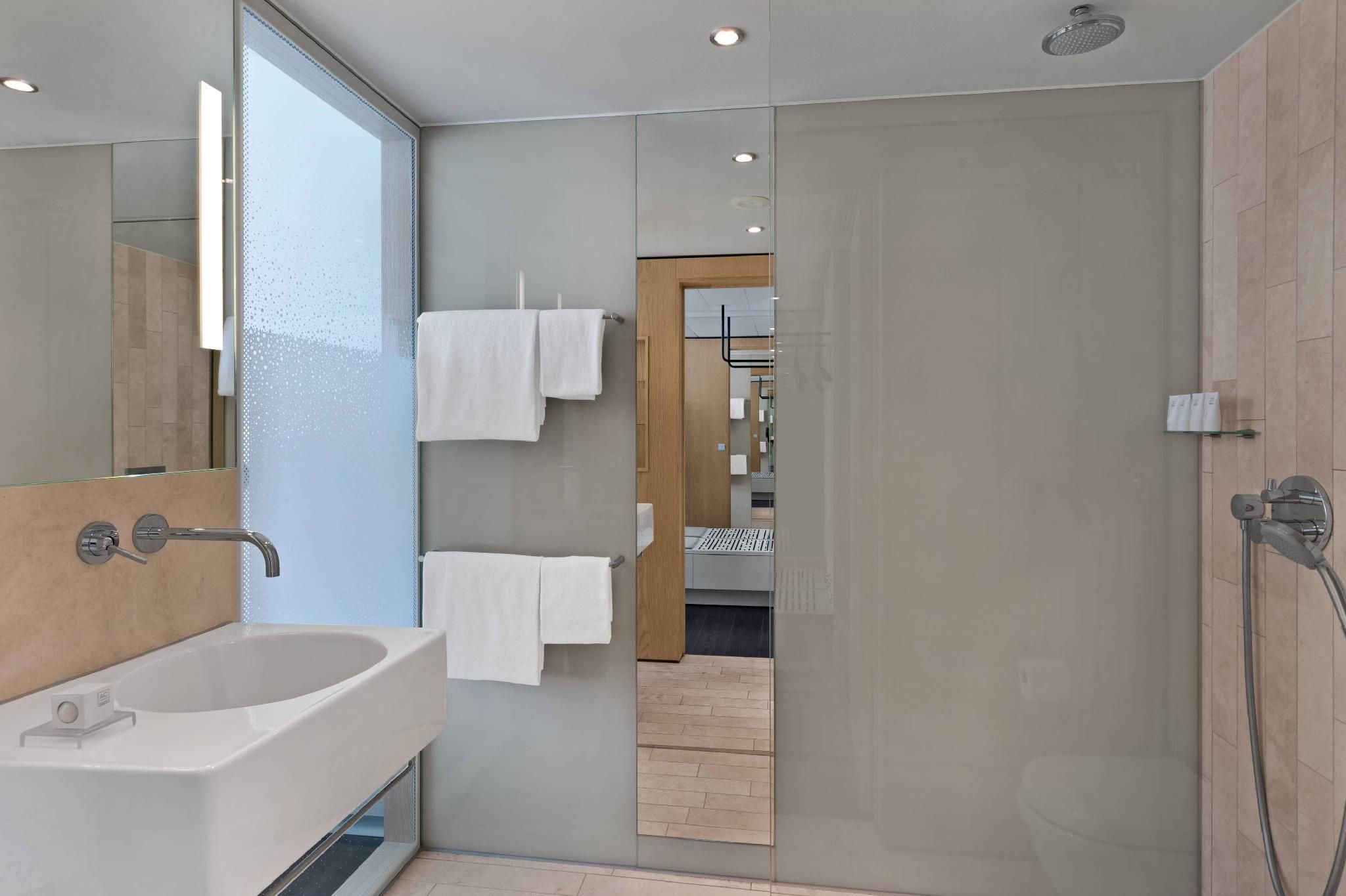 1 Bedroom 2 room Suite, 1 Queen, Corner room