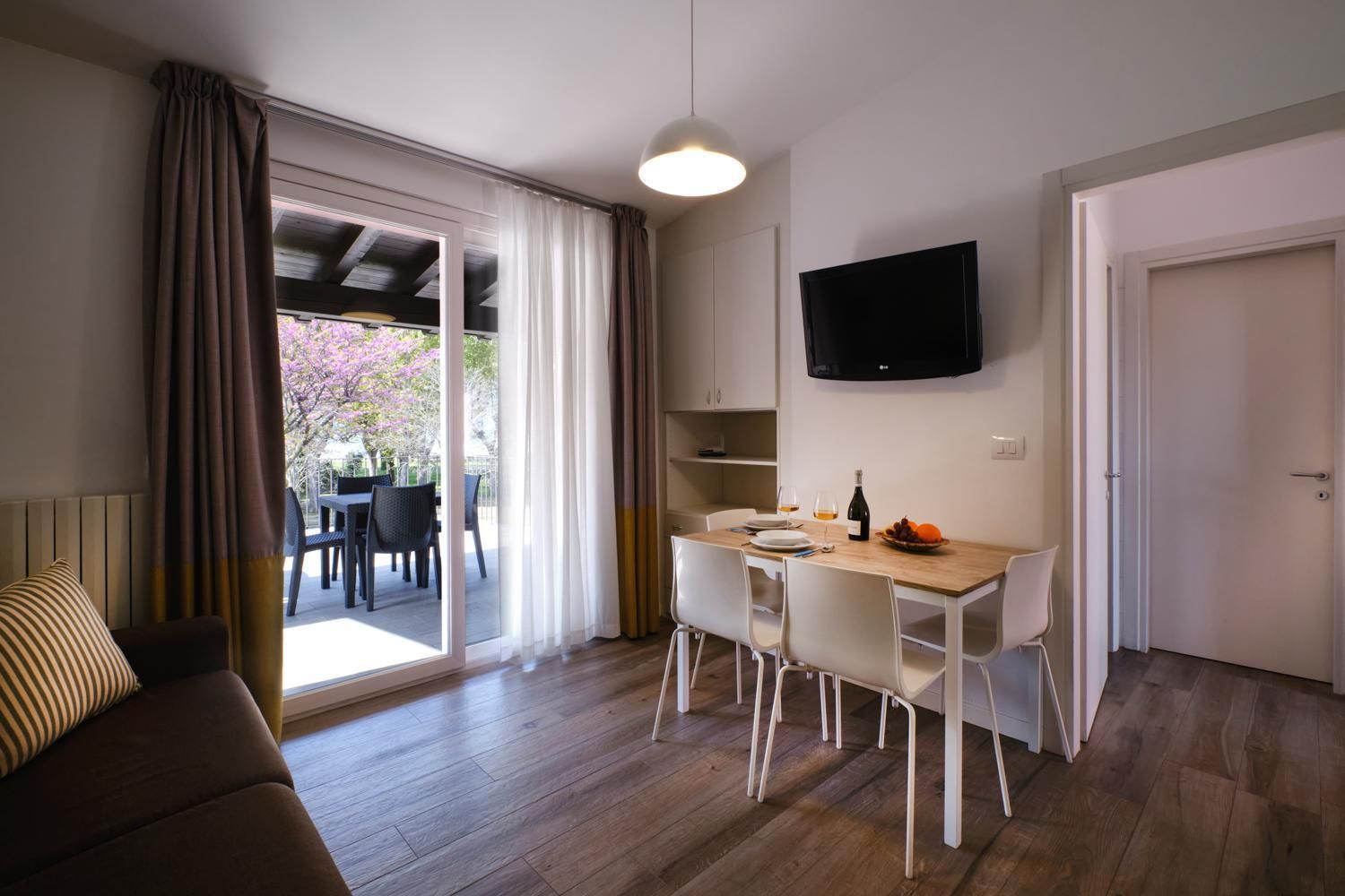 One-Bedroom Apartment with Lake View