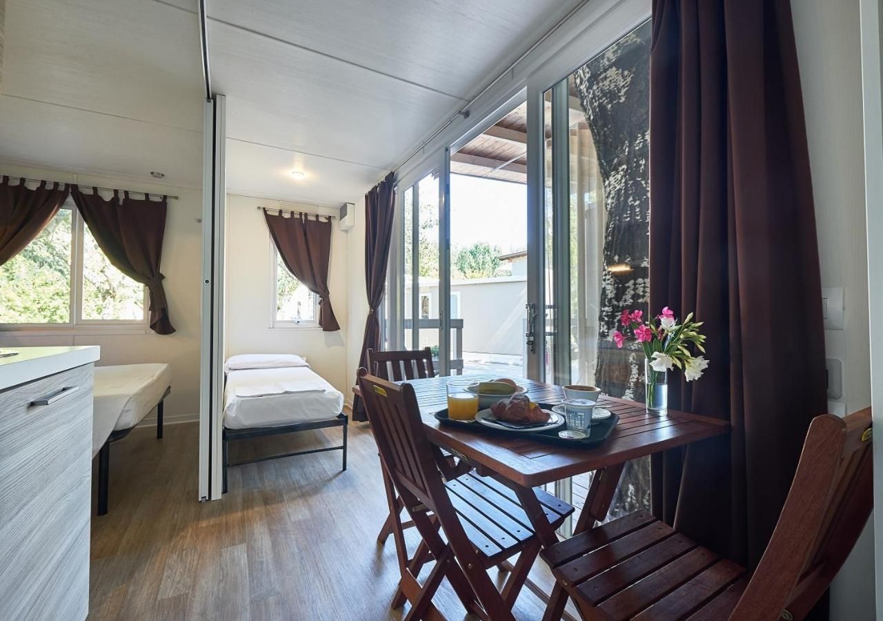 Mobile Home with Shared Terrace