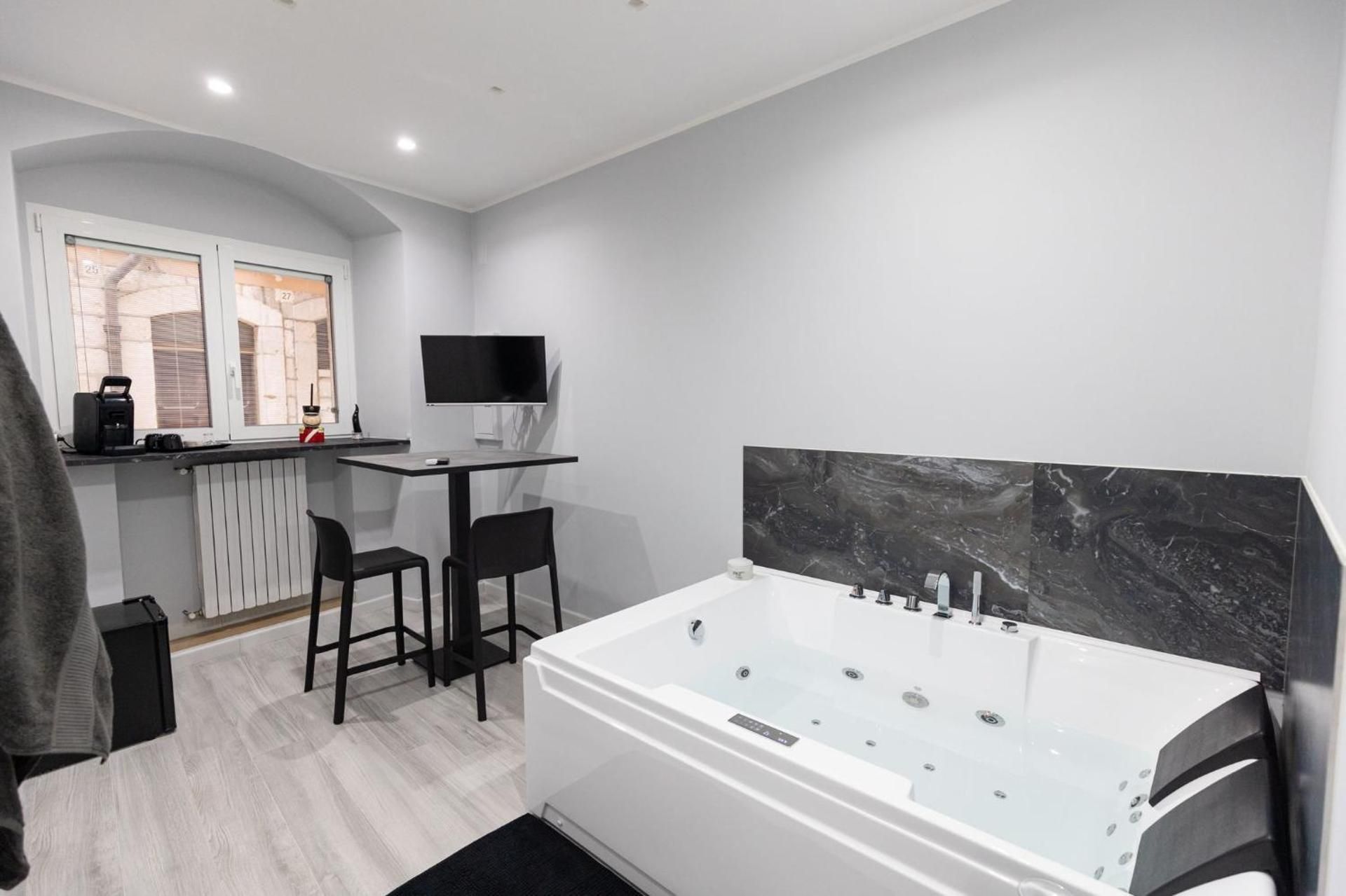 Queen Room with Spa Bath
