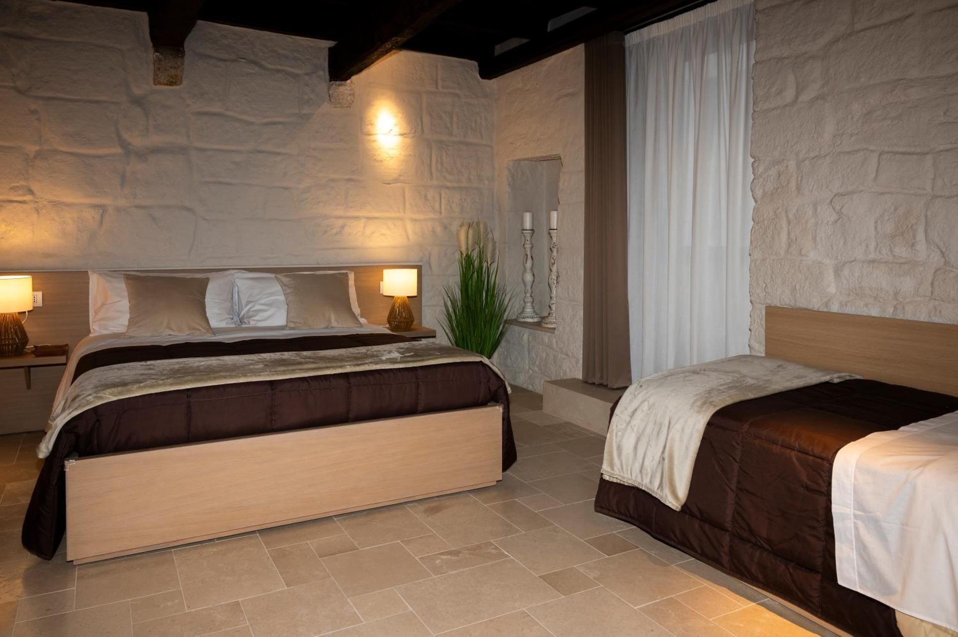 Deluxe Double Room (2 Adults + 1 Child)