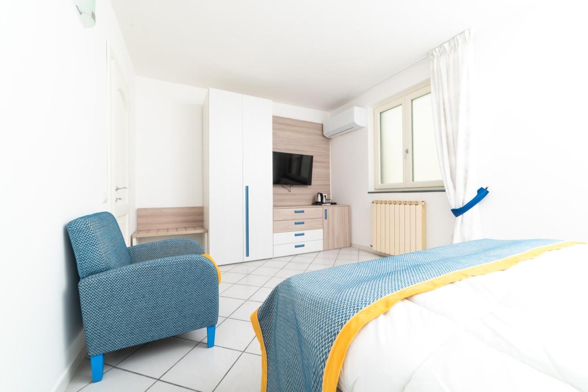 Deluxe Double Room with Side Sea View