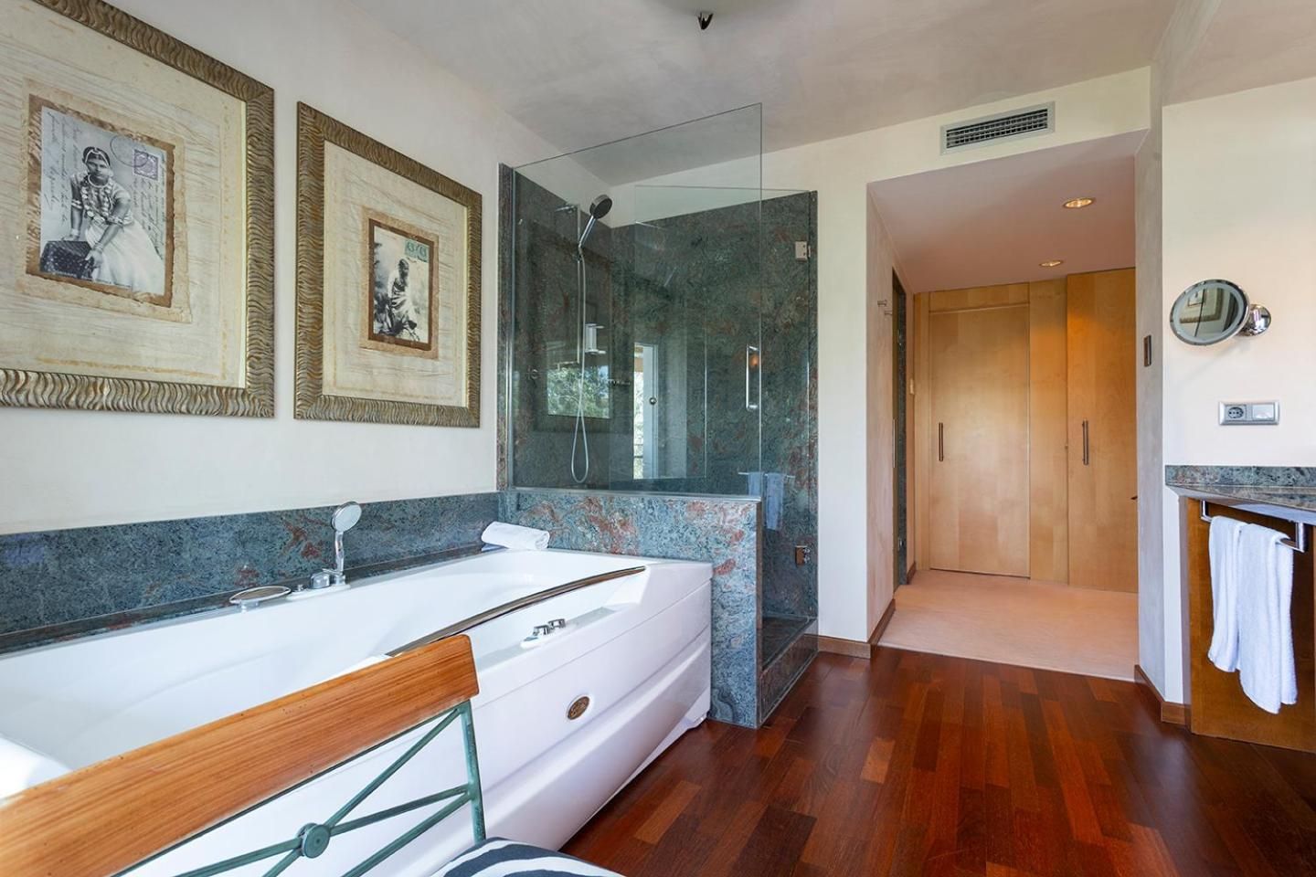 Suite with Hot Tub