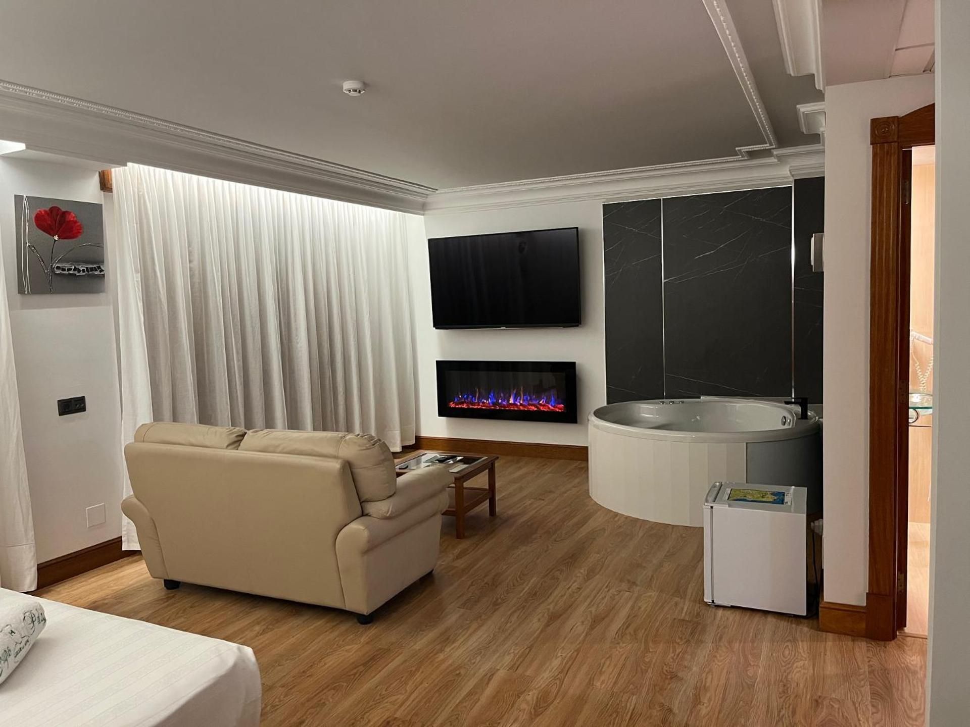 Deluxe Suite with Spa Bath