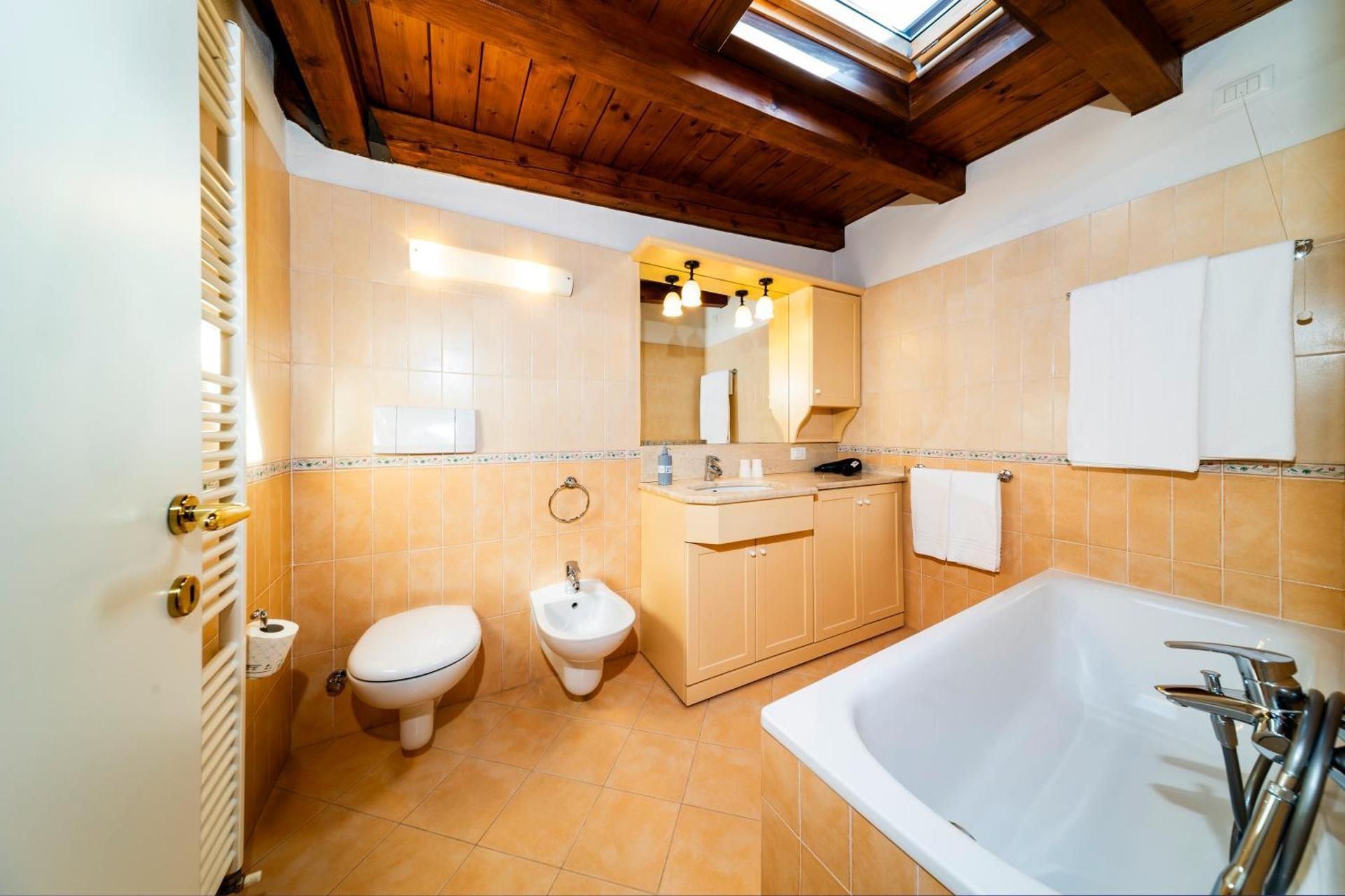 Charming Bellagio One-Bedroom Apartment (2 Adults) 2