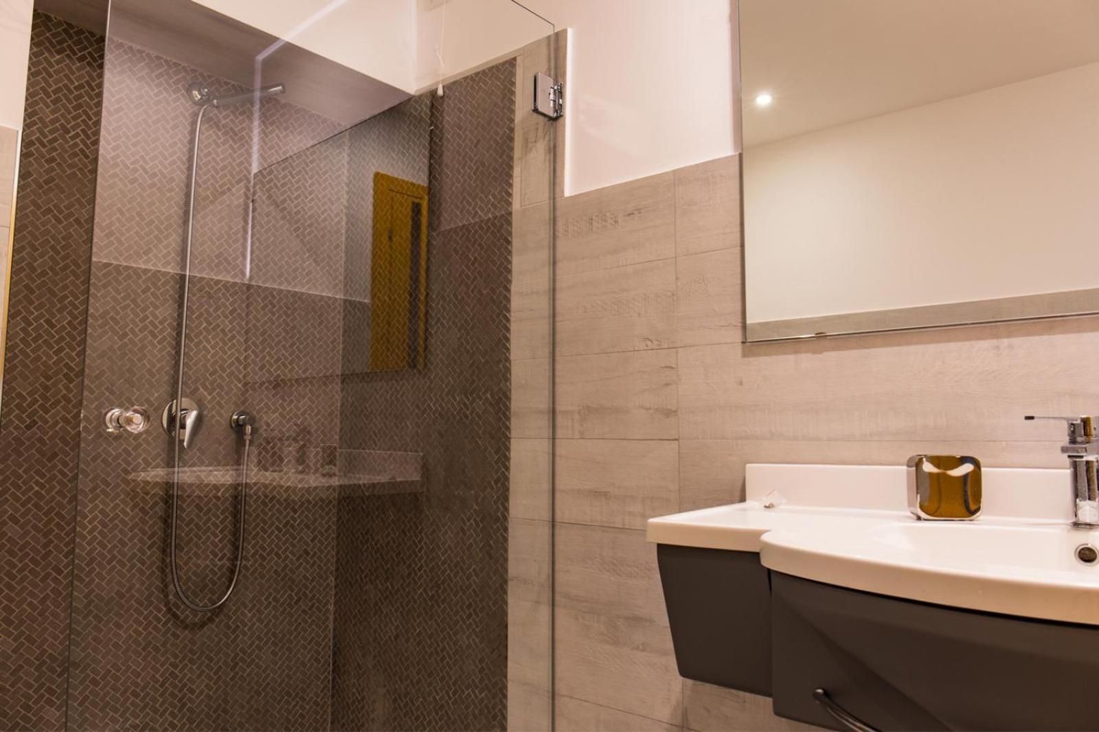 King Room with Roll-In Shower - Disability Access