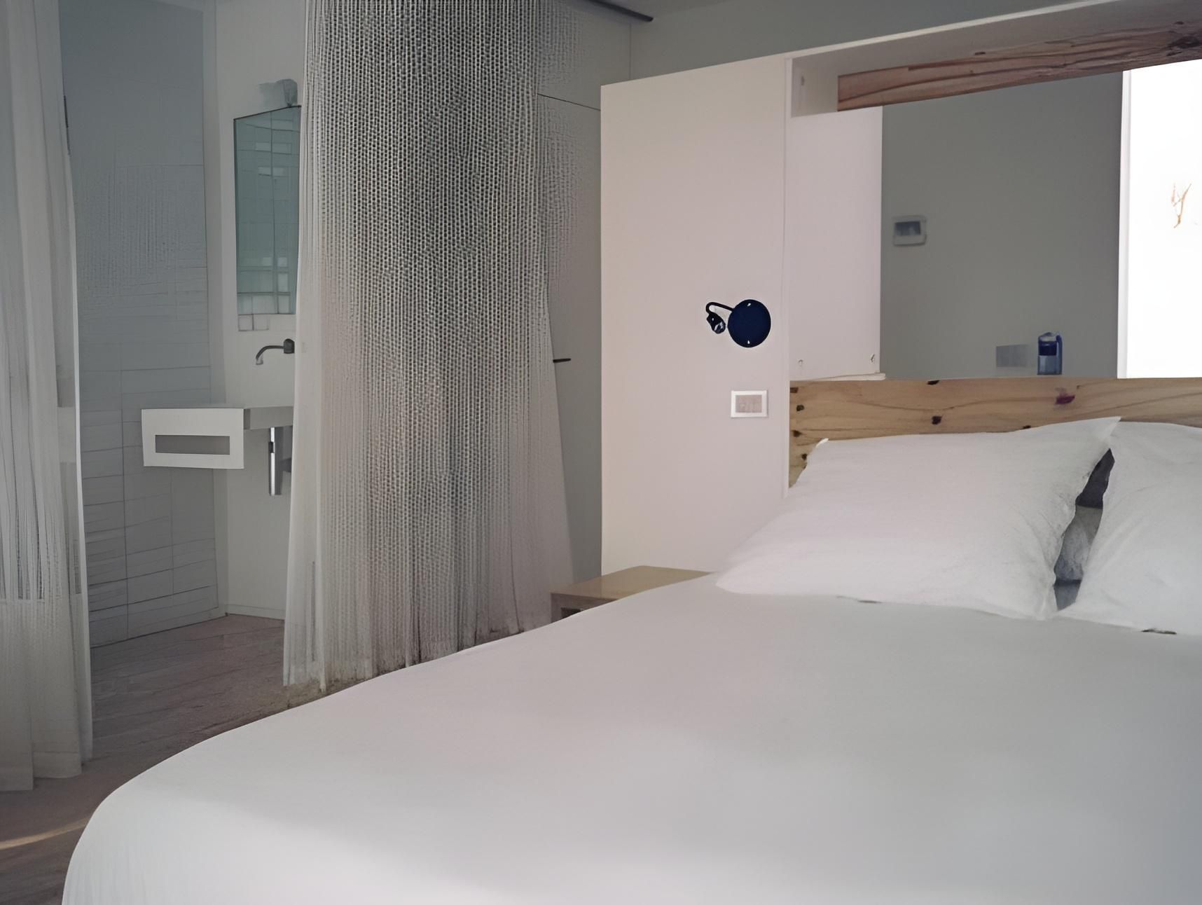 Hotel Aire de Bardenas Habitación con bañera exterior y patio privado