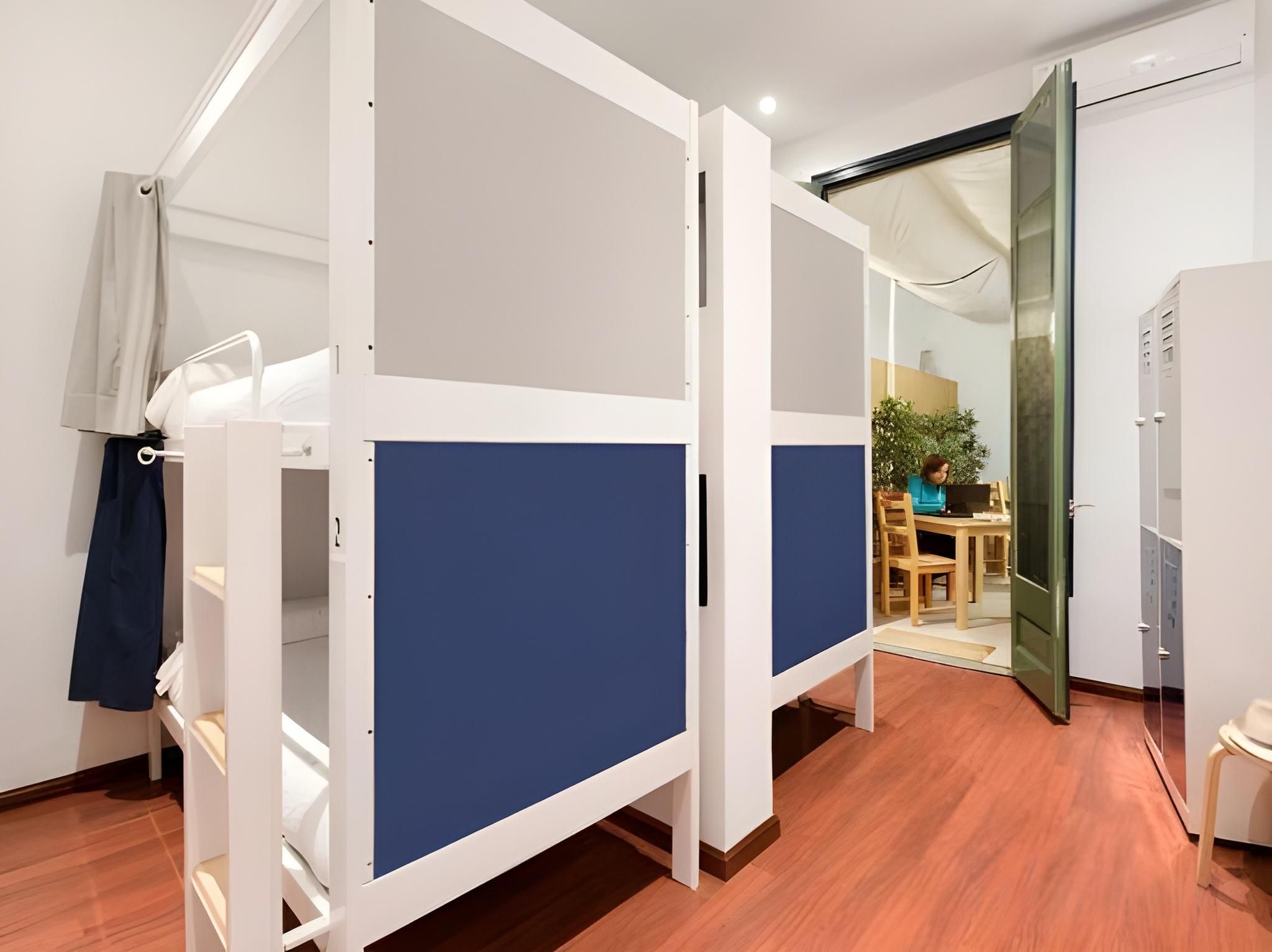 Private 6-Bed Room with Shared Bathroom