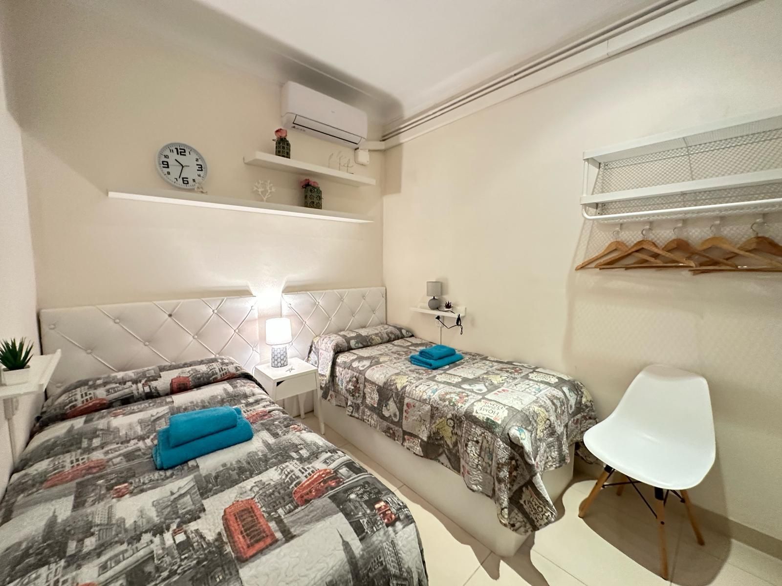 2 Single Beds