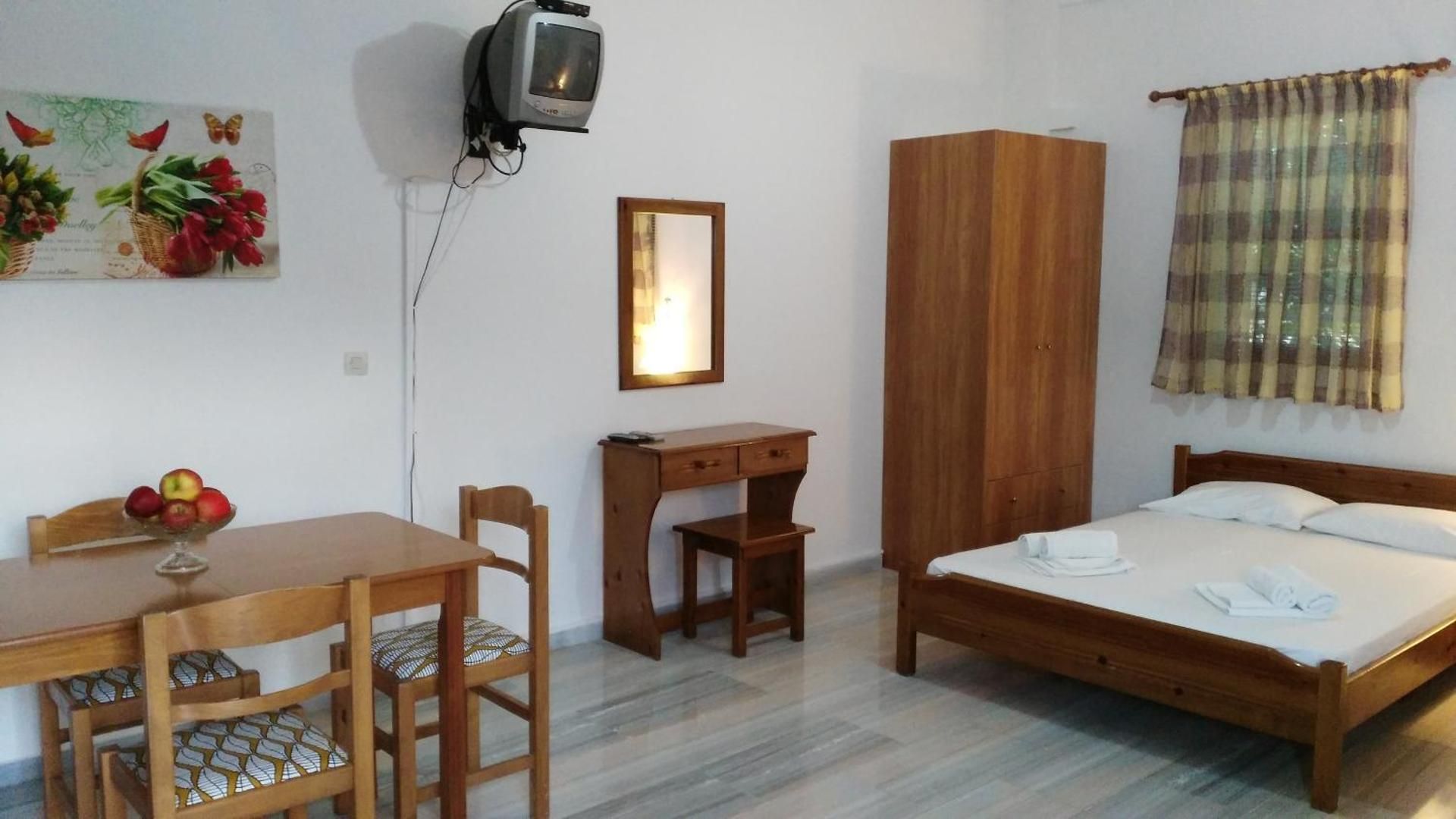 Studio No.1 (3 Adults + 1 child)