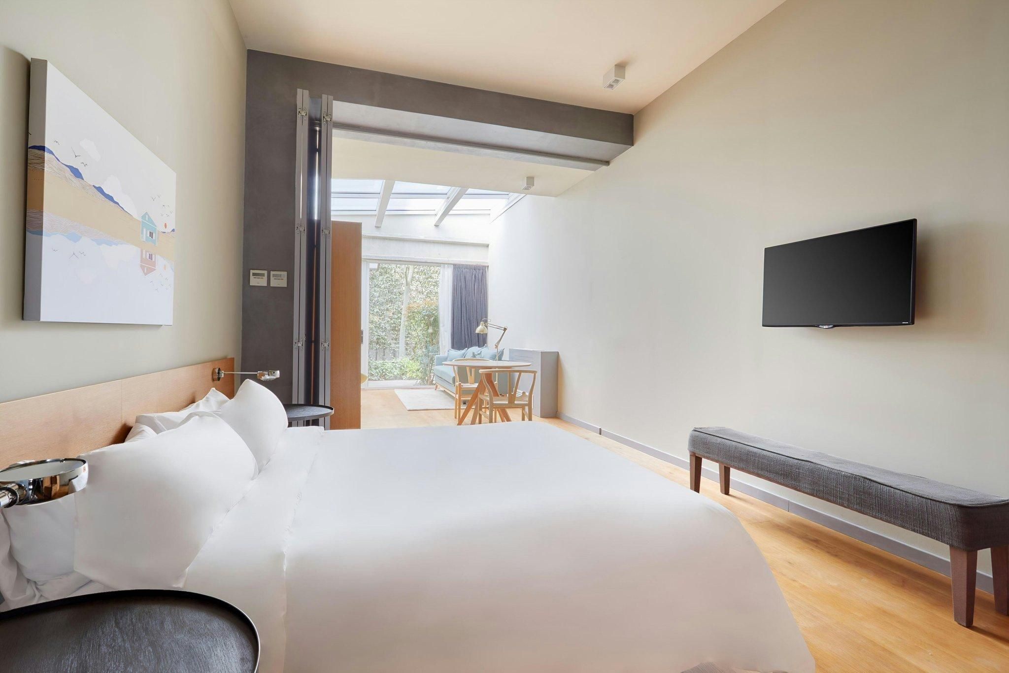 King Studio W/Courtyard, Studio Apartment, 1 King, Sofa Bed