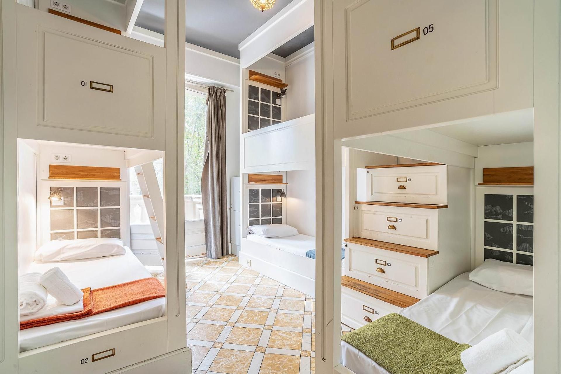 Bed in 6 Bed Mixed Dormitory Ensuite