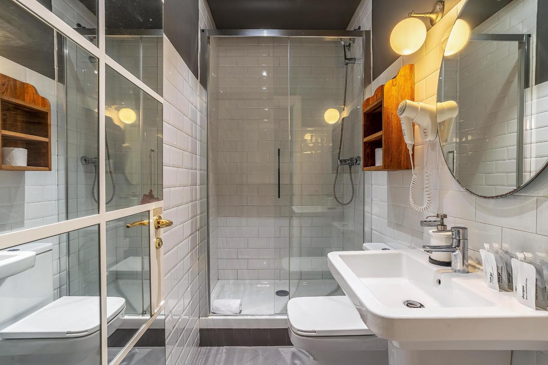 Bed in 6 Bed Mixed Dormitory Ensuite