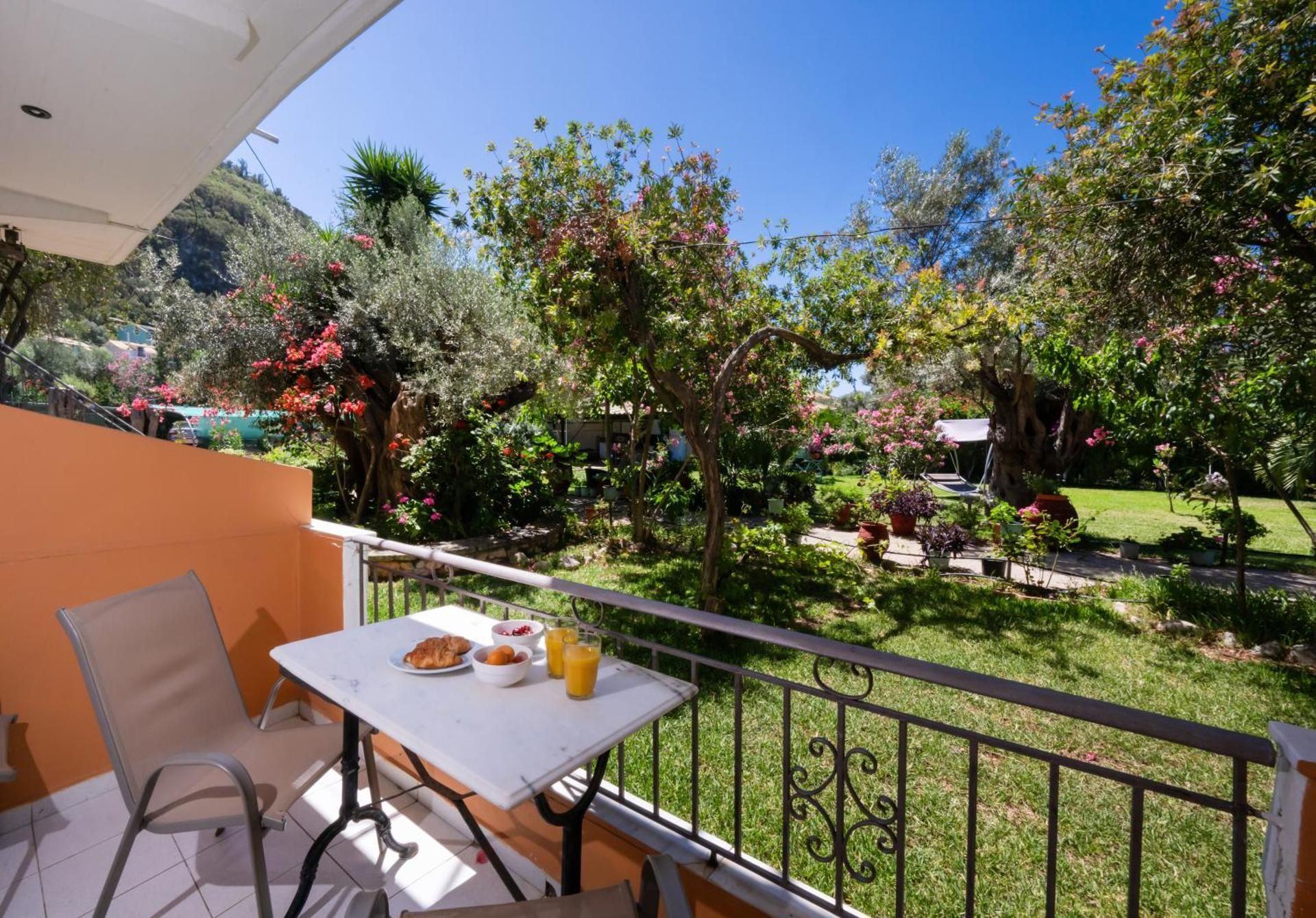 Studio (4 Adults) with Garden View 