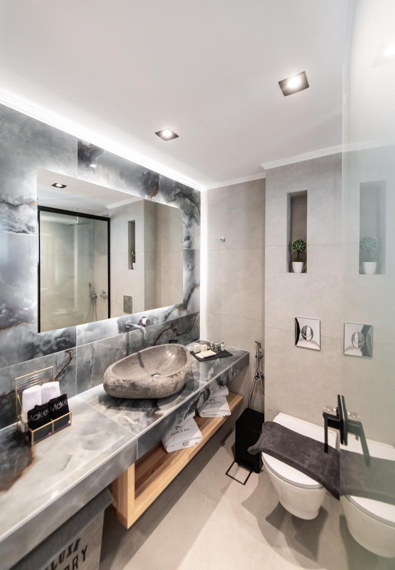 Queen Suite with Pool View