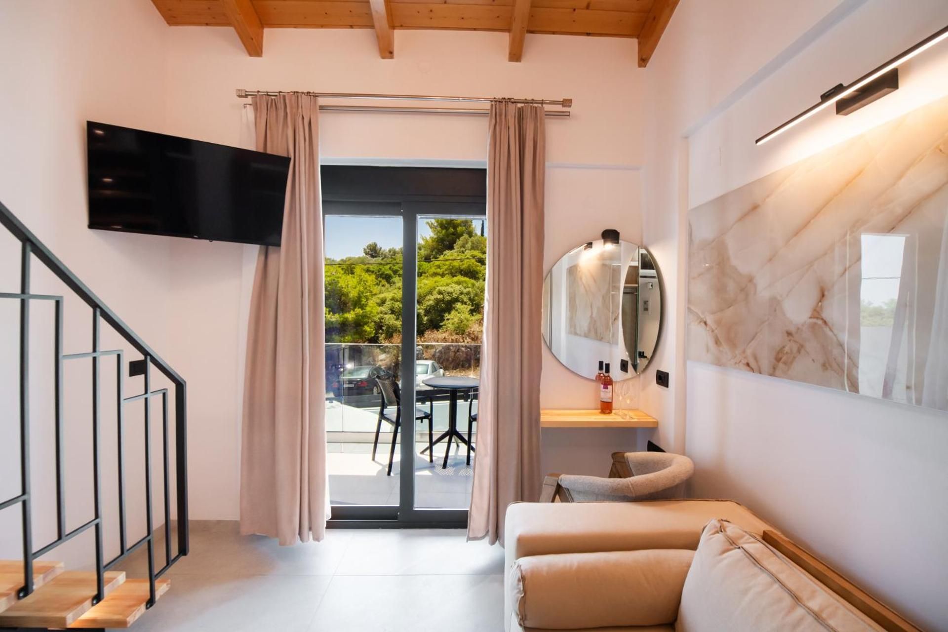 Queen Suite with Pool View