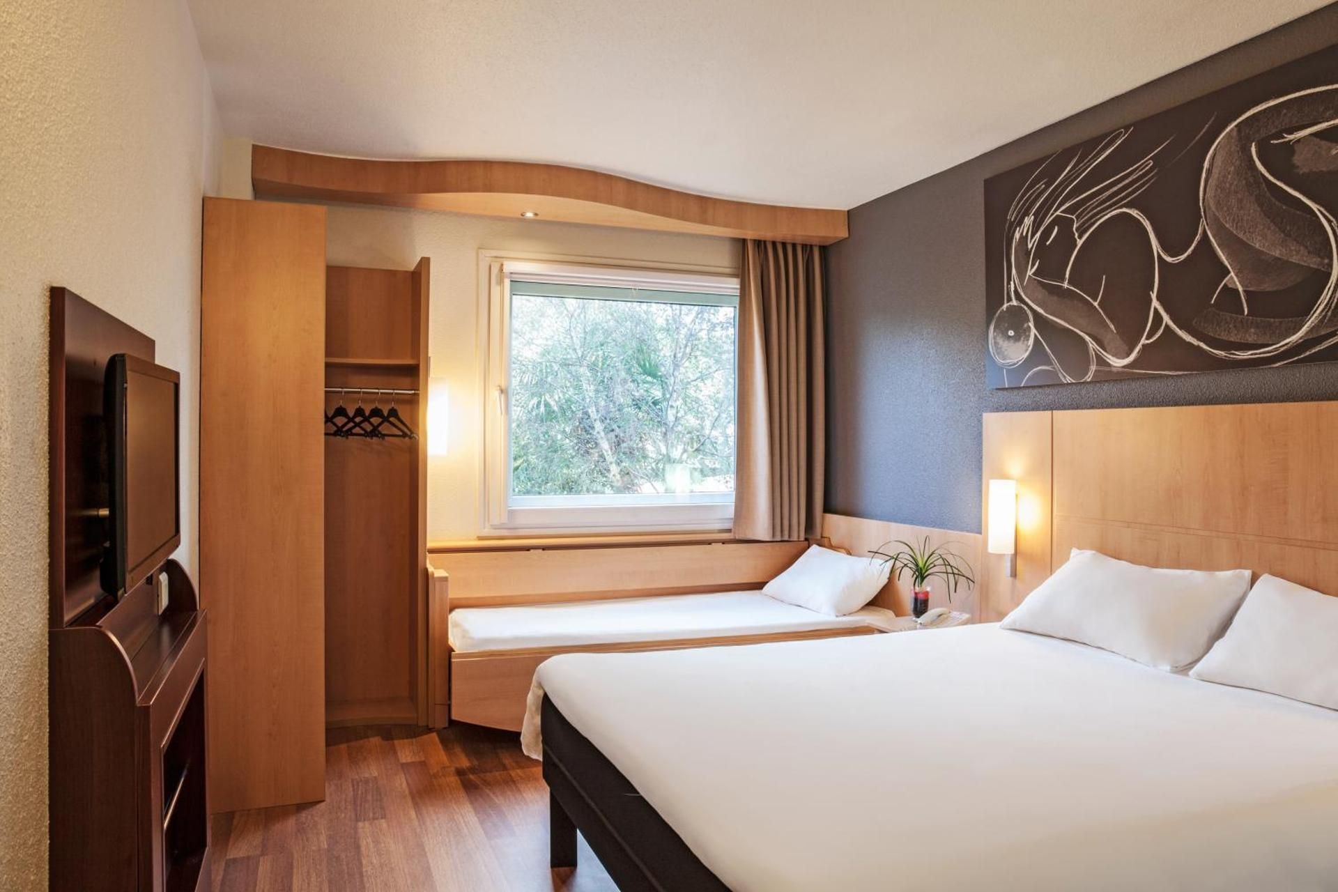 Standard Room, 1 double bed and 1 twin bed