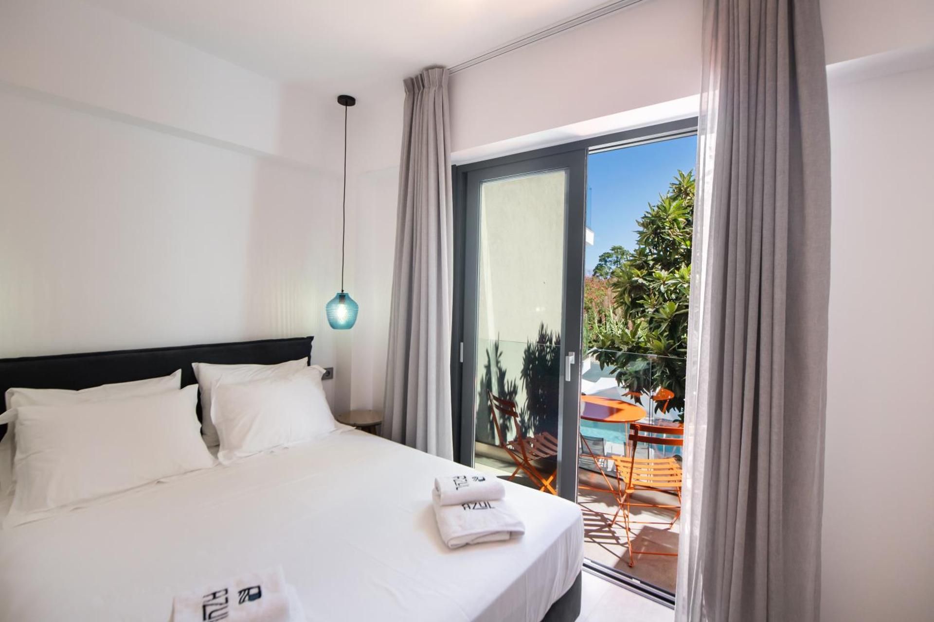 Apartment with Mountain View