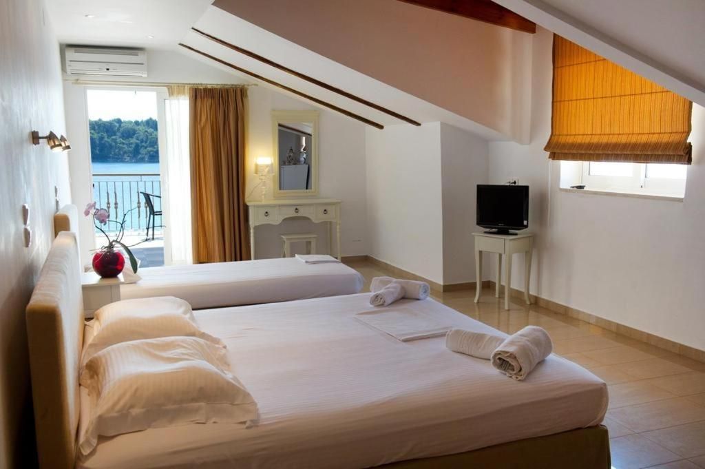 Deluxe Triple Room with Sea View