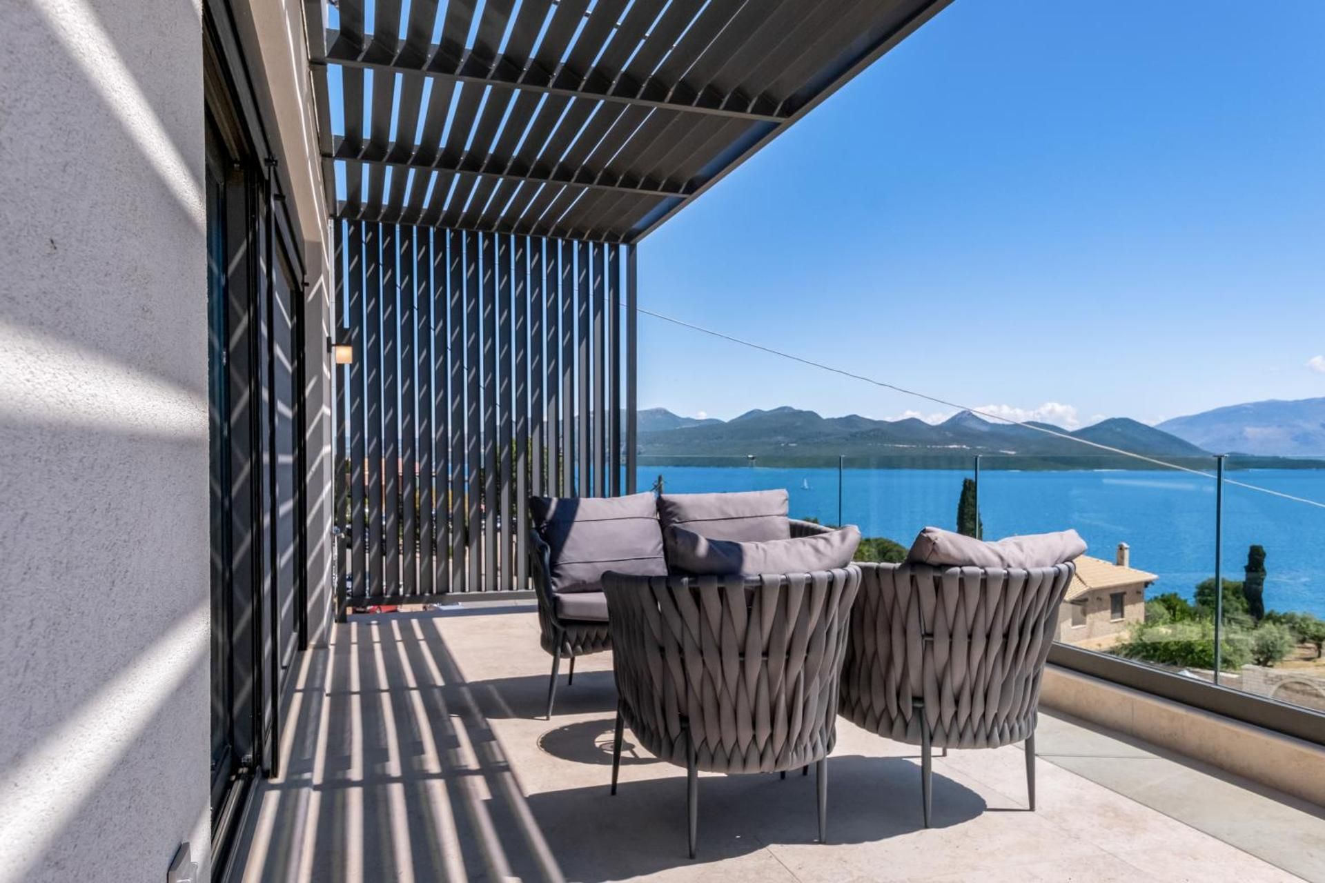 Villa Ioni - Four-Bedroom Villa with Private Pool and Sea View