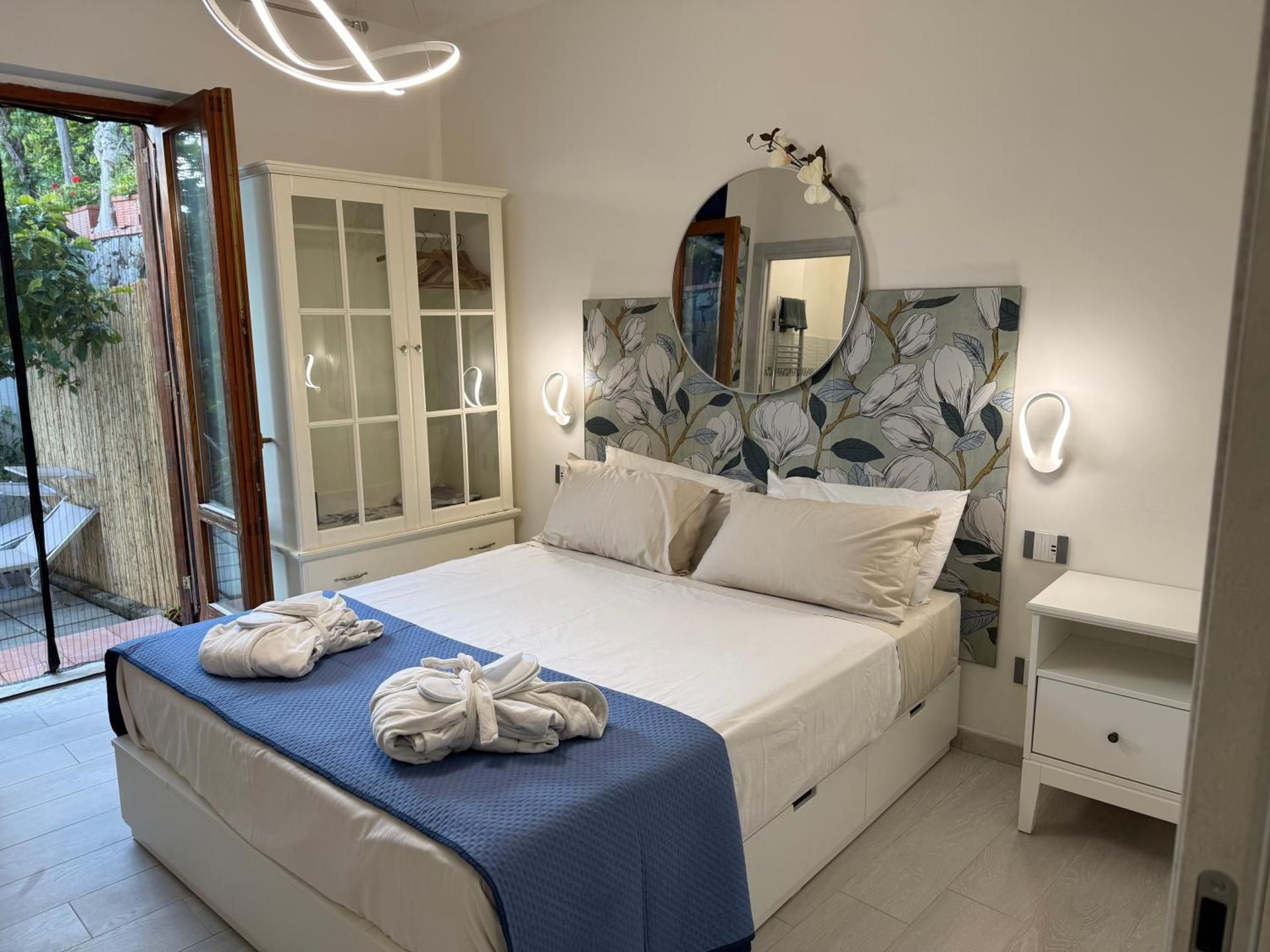 Deluxe Double Room with Balcony and Sea View