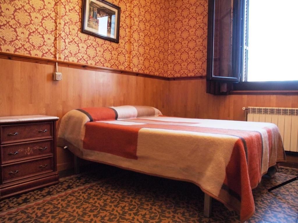 Double or Twin Room with Private Bathroom and View