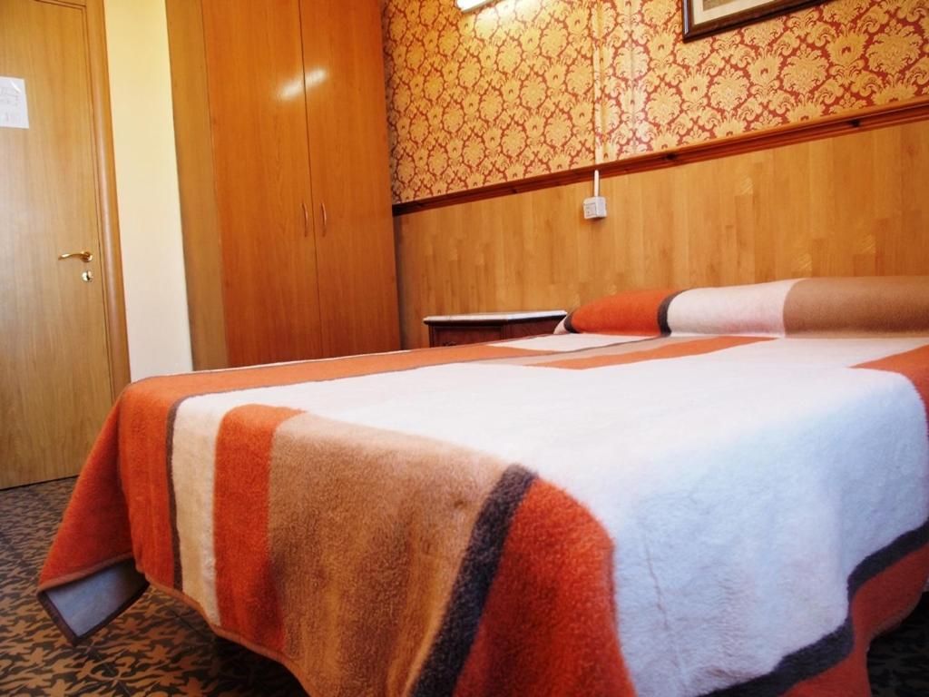 Double or Twin Room with Private Bathroom and View