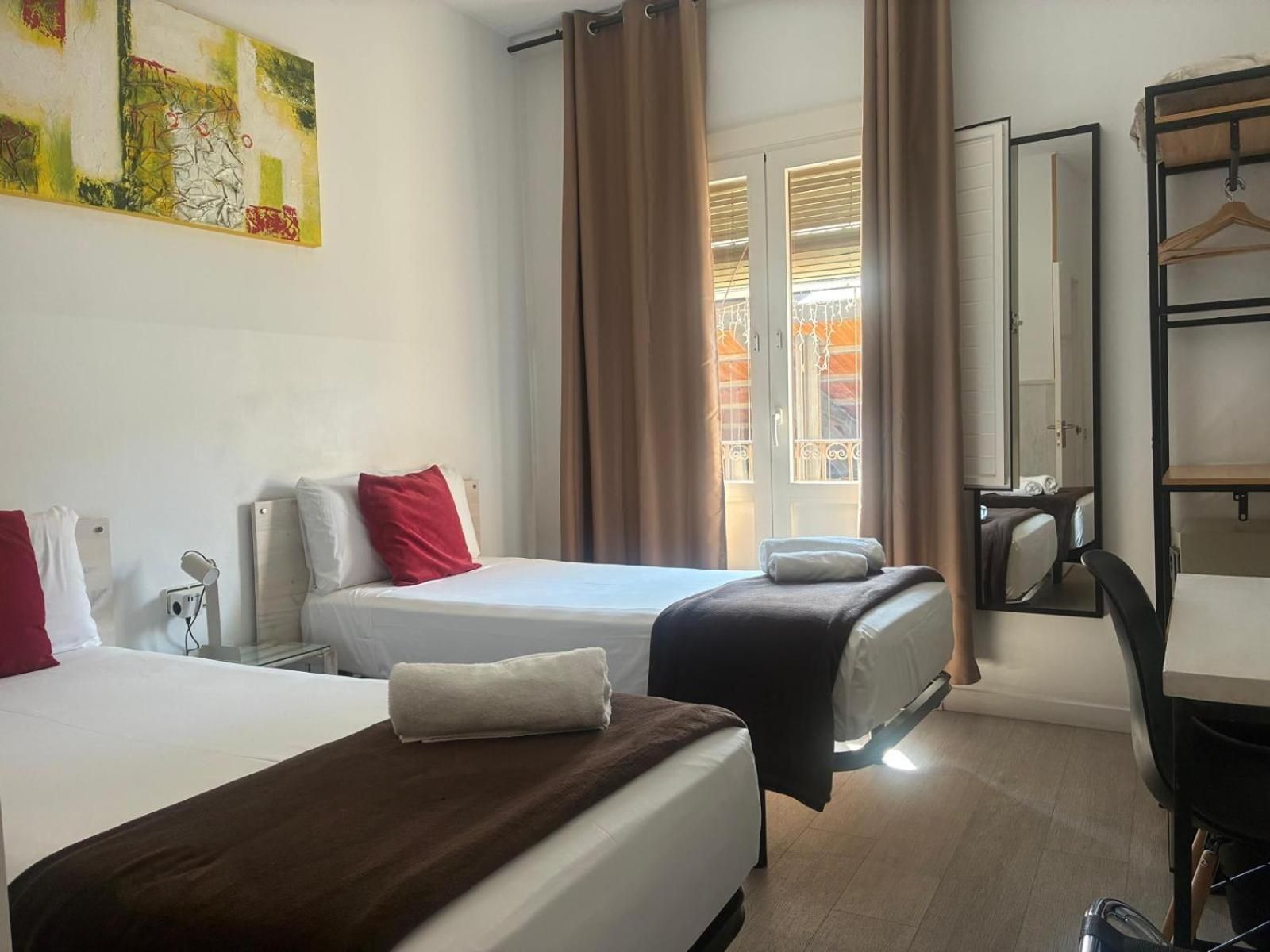 Twin Room with Shared Bathroom and Private Shower