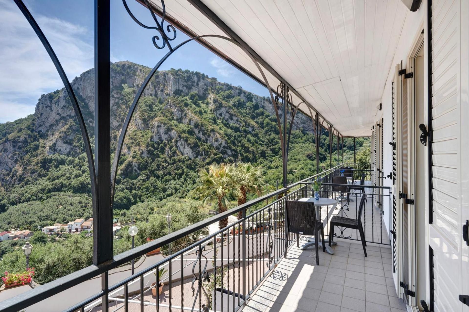 Two-Bedroom Deluxe Apartment with Garden View